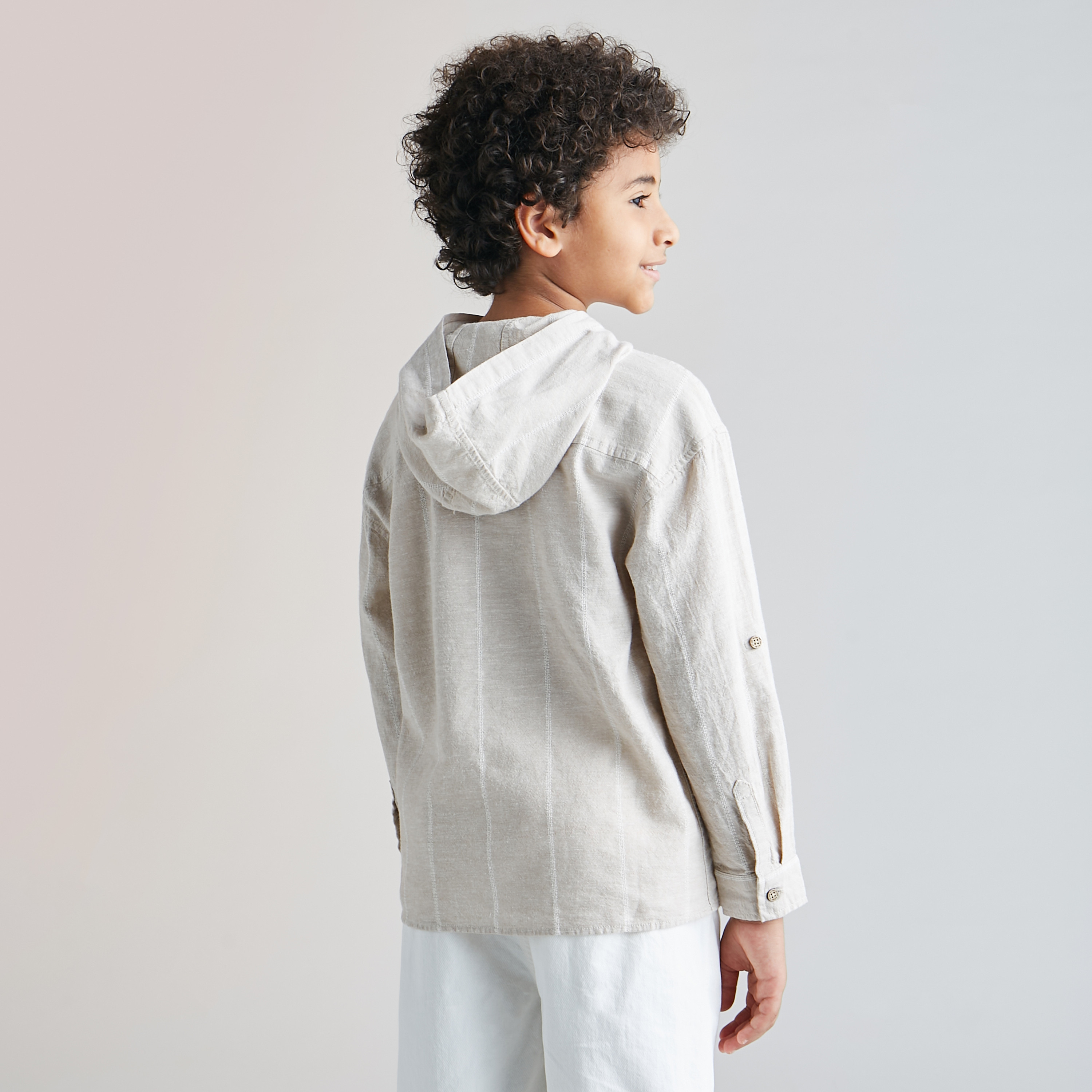 قميص مقلم بقبّعة وأكمام مثنية لأعلى وجيب كنغر من إليجو-boys-clothing-shirts-image-3