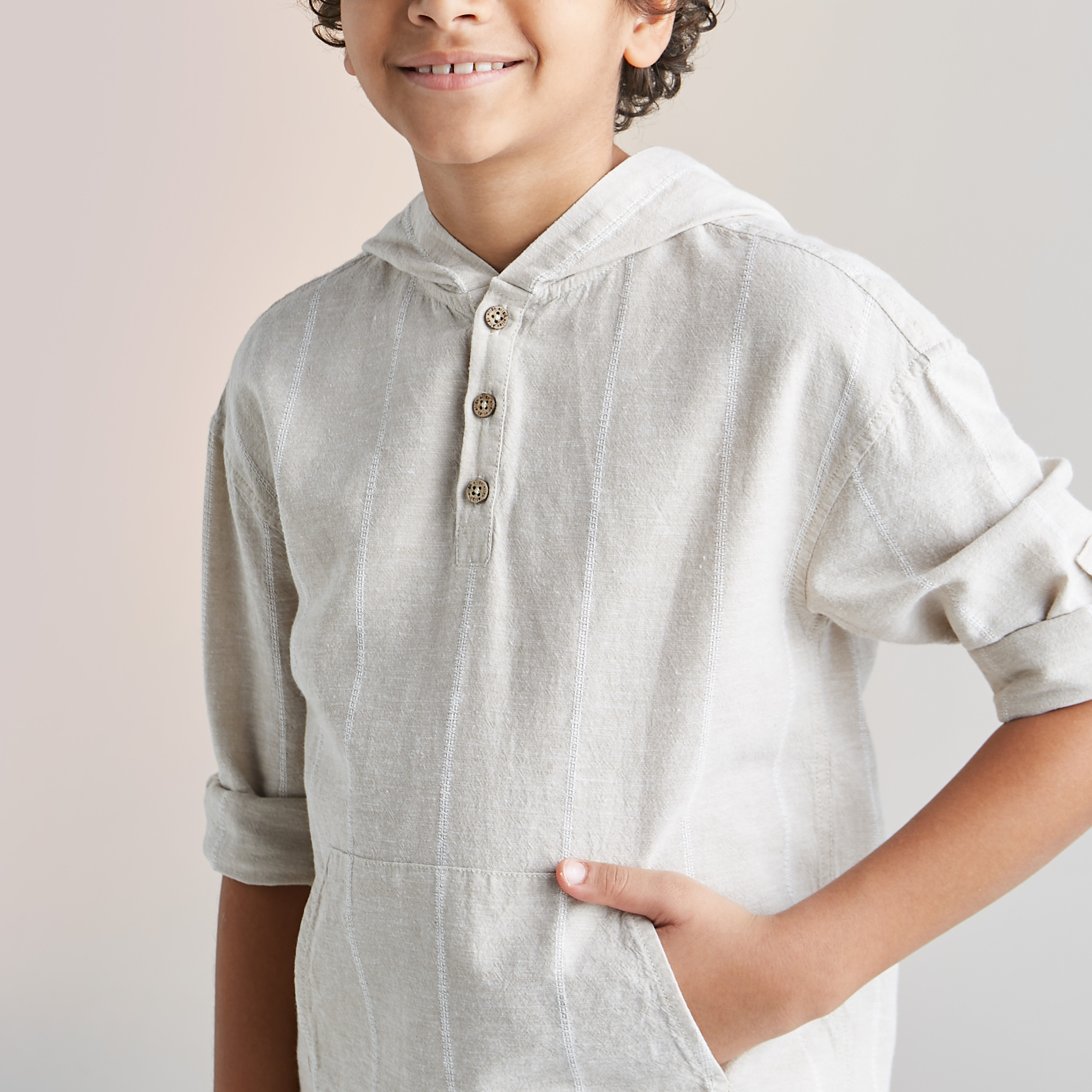 قميص مقلم بقبّعة وأكمام مثنية لأعلى وجيب كنغر من إليجو-boys-clothing-shirts-image-4