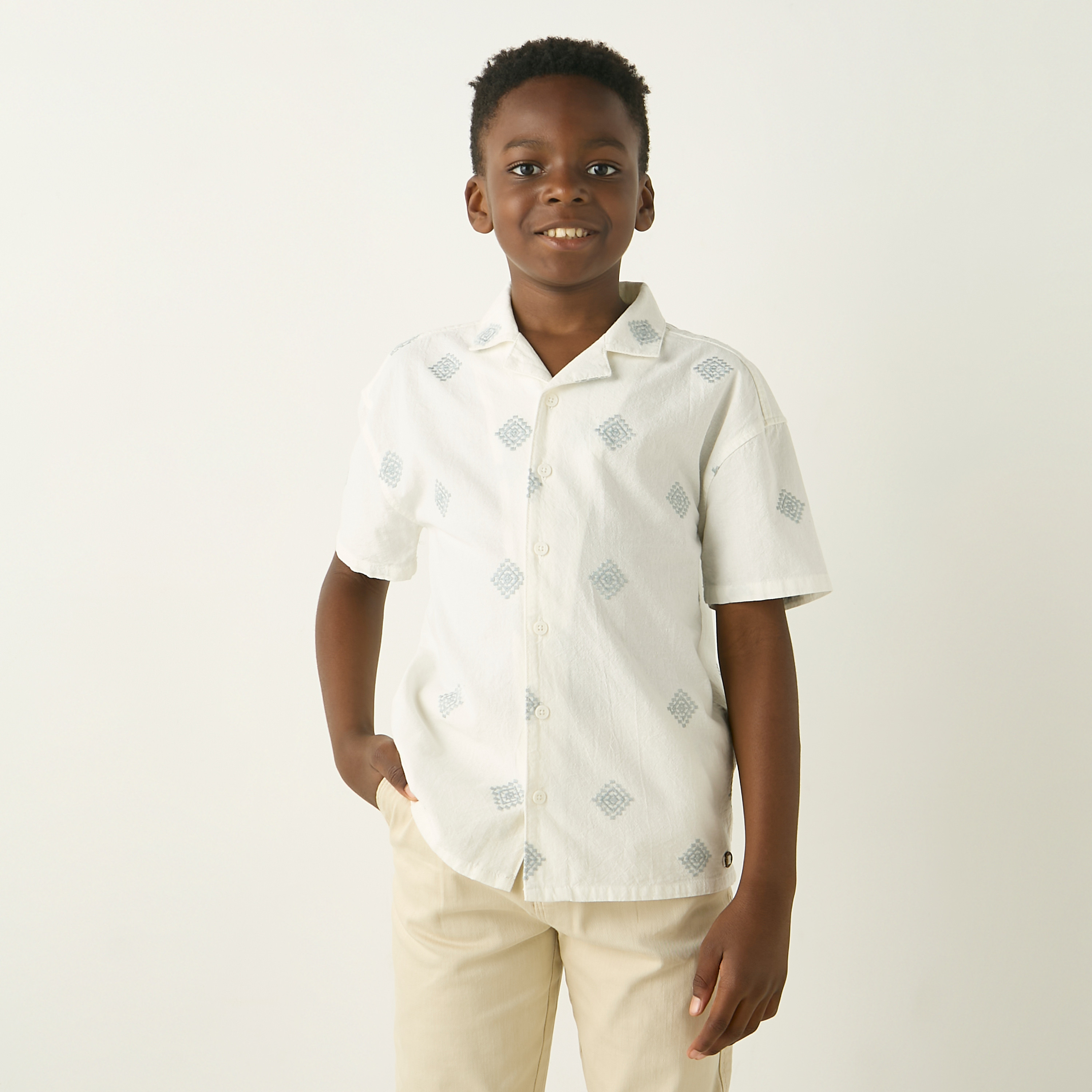قميص قطن بياقة كامب وأكمام قصيرة وطبعات من إليجو-boys-clothing-shirts-image-1