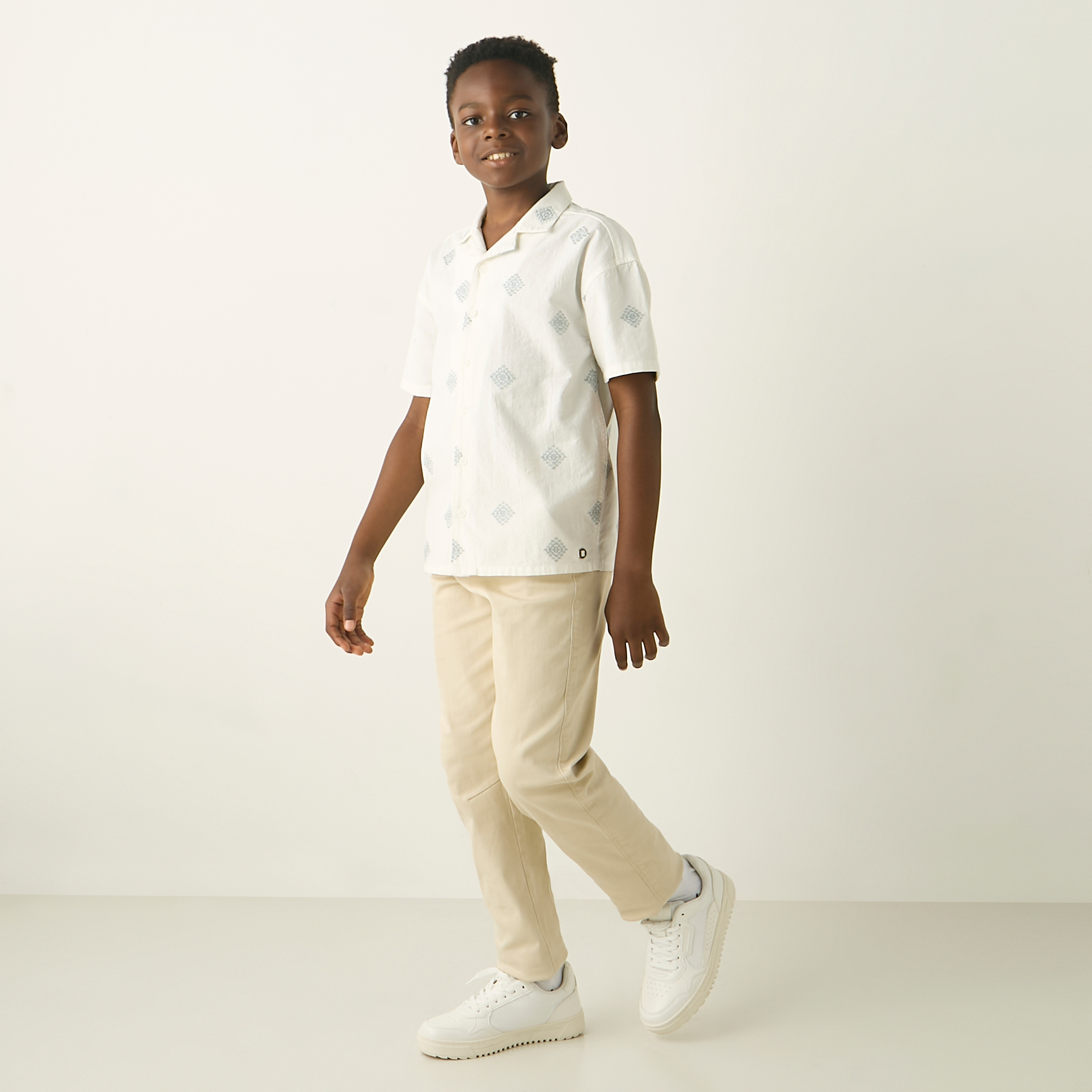 قميص قطن بياقة كامب وأكمام قصيرة وطبعات من إليجو-boys-clothing-shirts-image-2