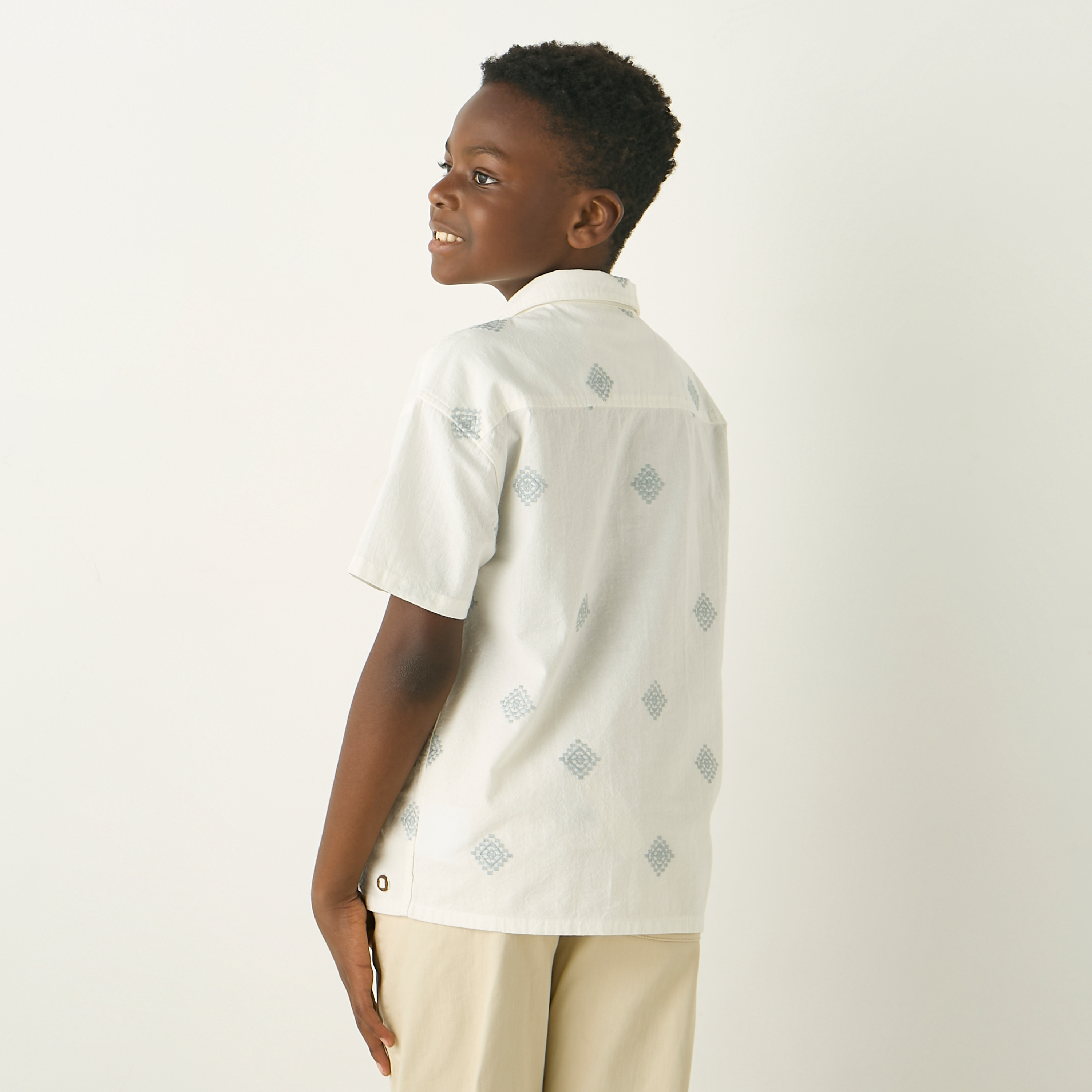 قميص قطن بياقة كامب وأكمام قصيرة وطبعات من إليجو-boys-clothing-shirts-image-3