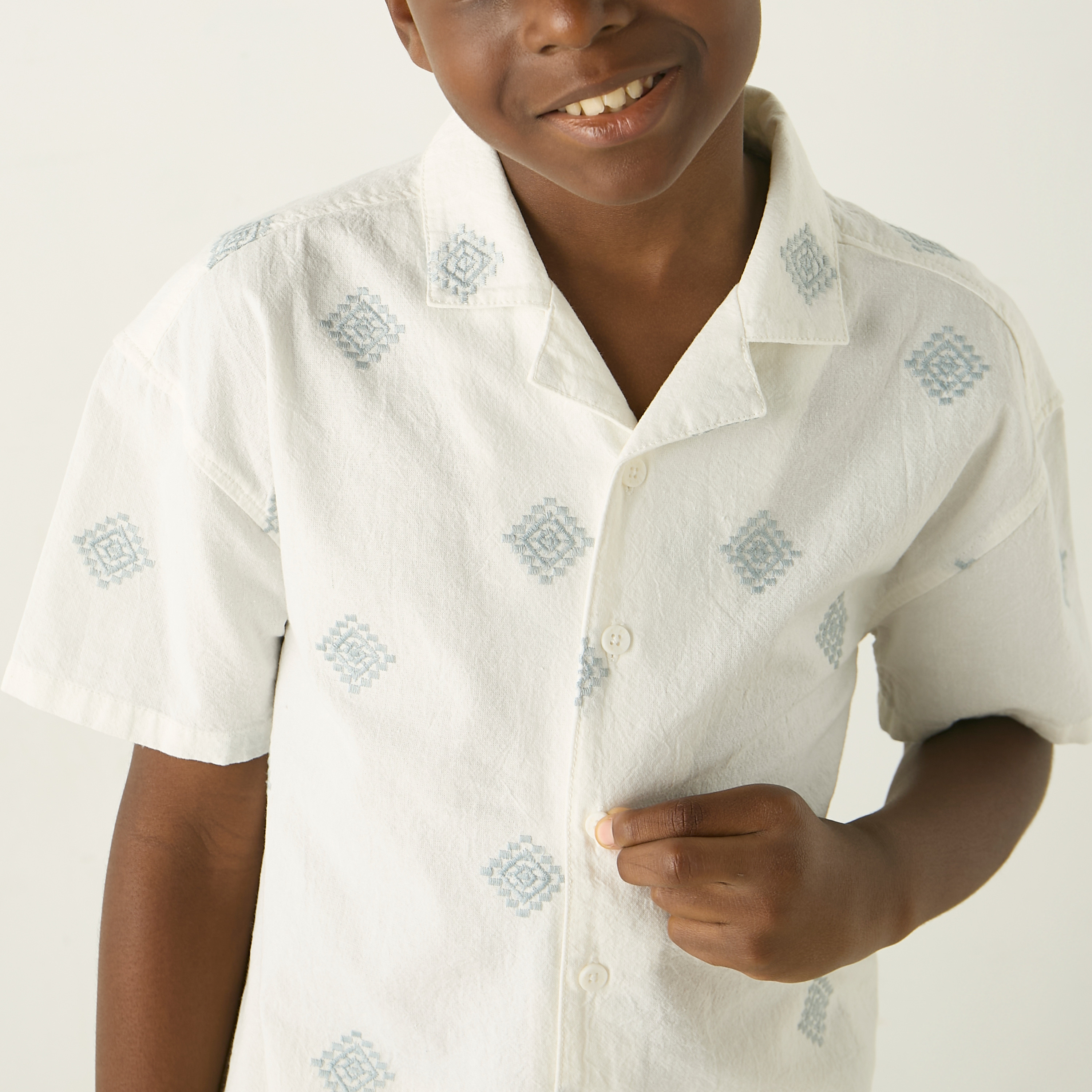 قميص قطن بياقة كامب وأكمام قصيرة وطبعات من إليجو-boys-clothing-shirts-image-4