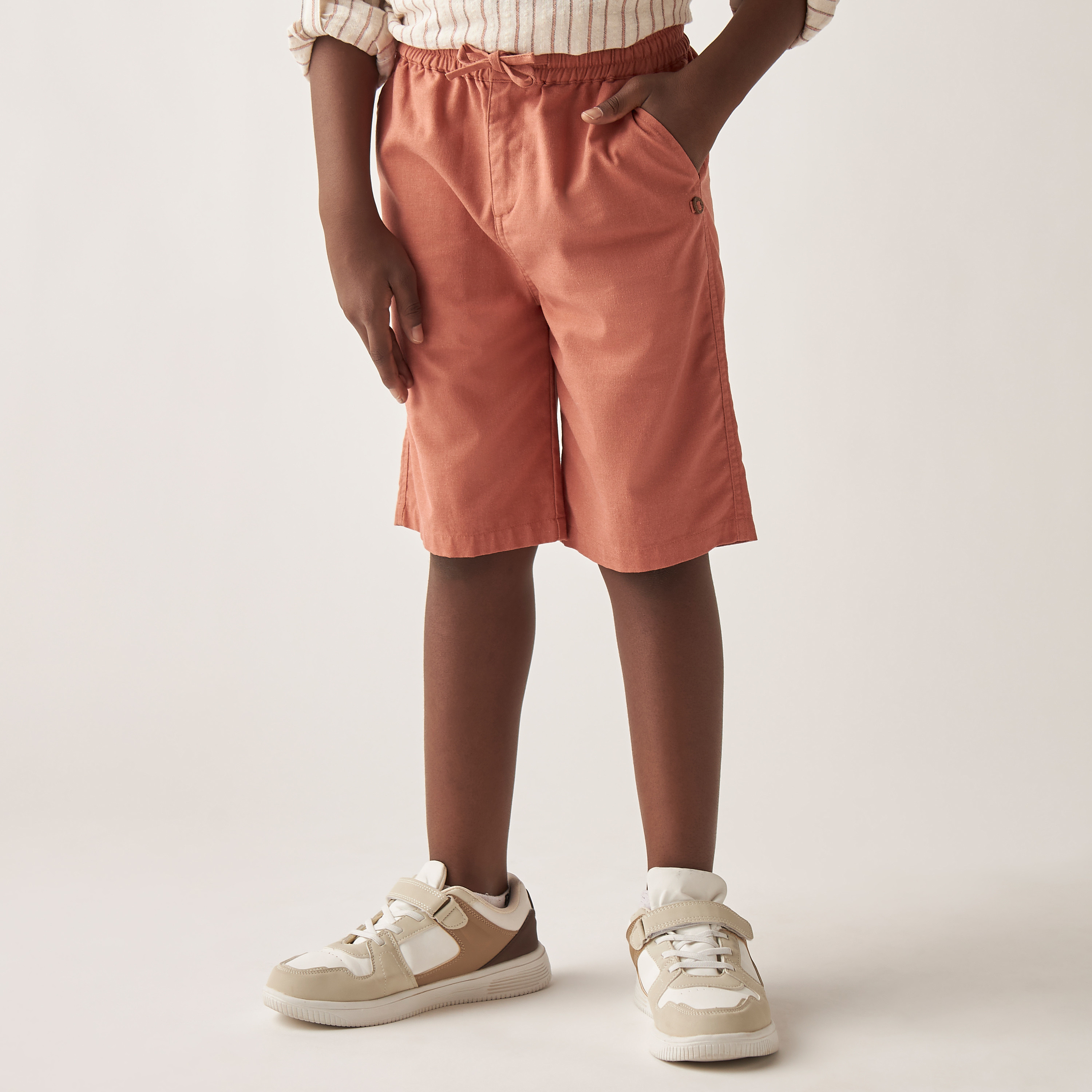 شورت سادة برباط إغلاق وجيوب من إليجو-boys-clothing-bottoms-shorts-image-1