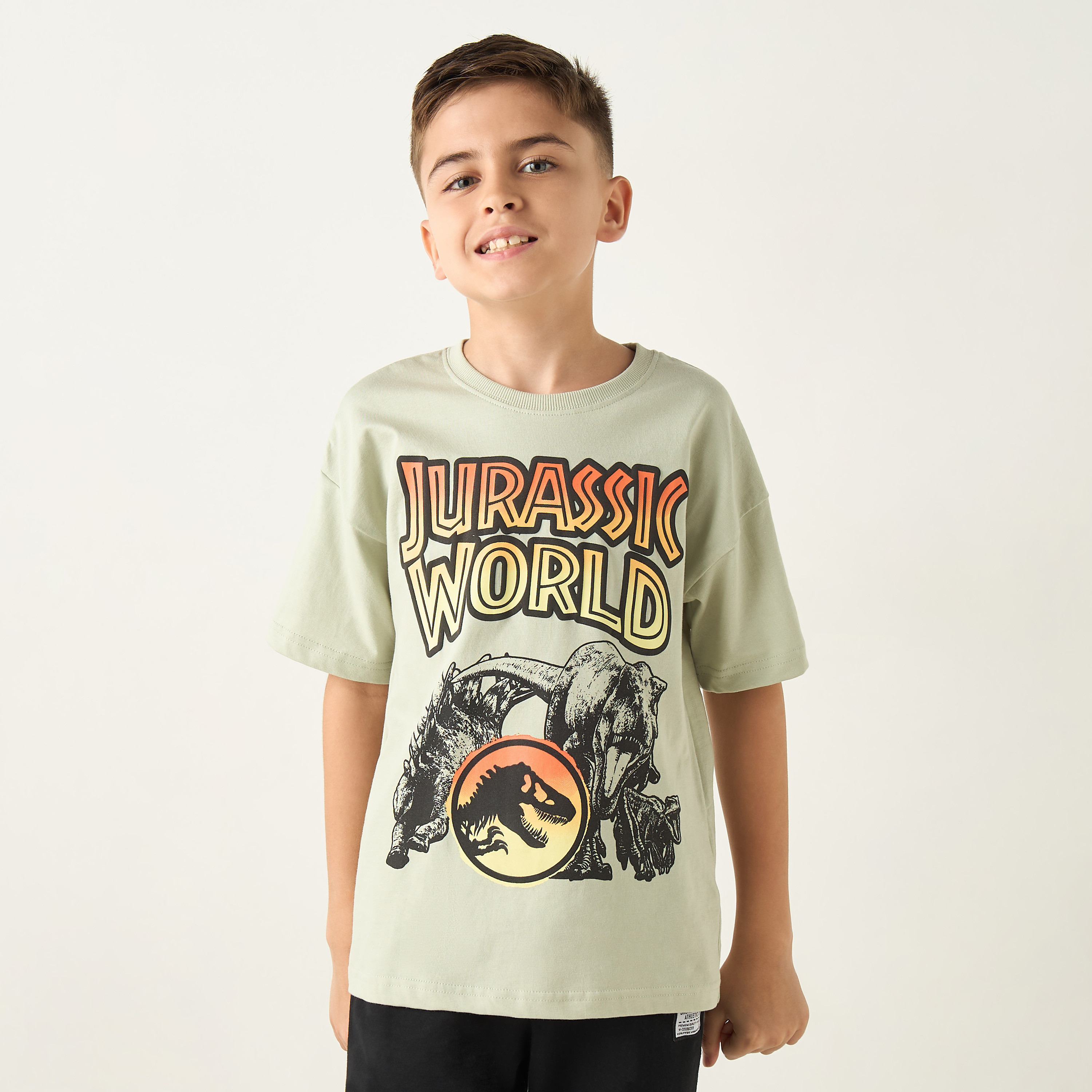 تيشيرت بياقة ضيّقة وأكمام قصيرة وطبعات عالم الديناصورات-boys-clothing-tshirtsandpolos-image-1