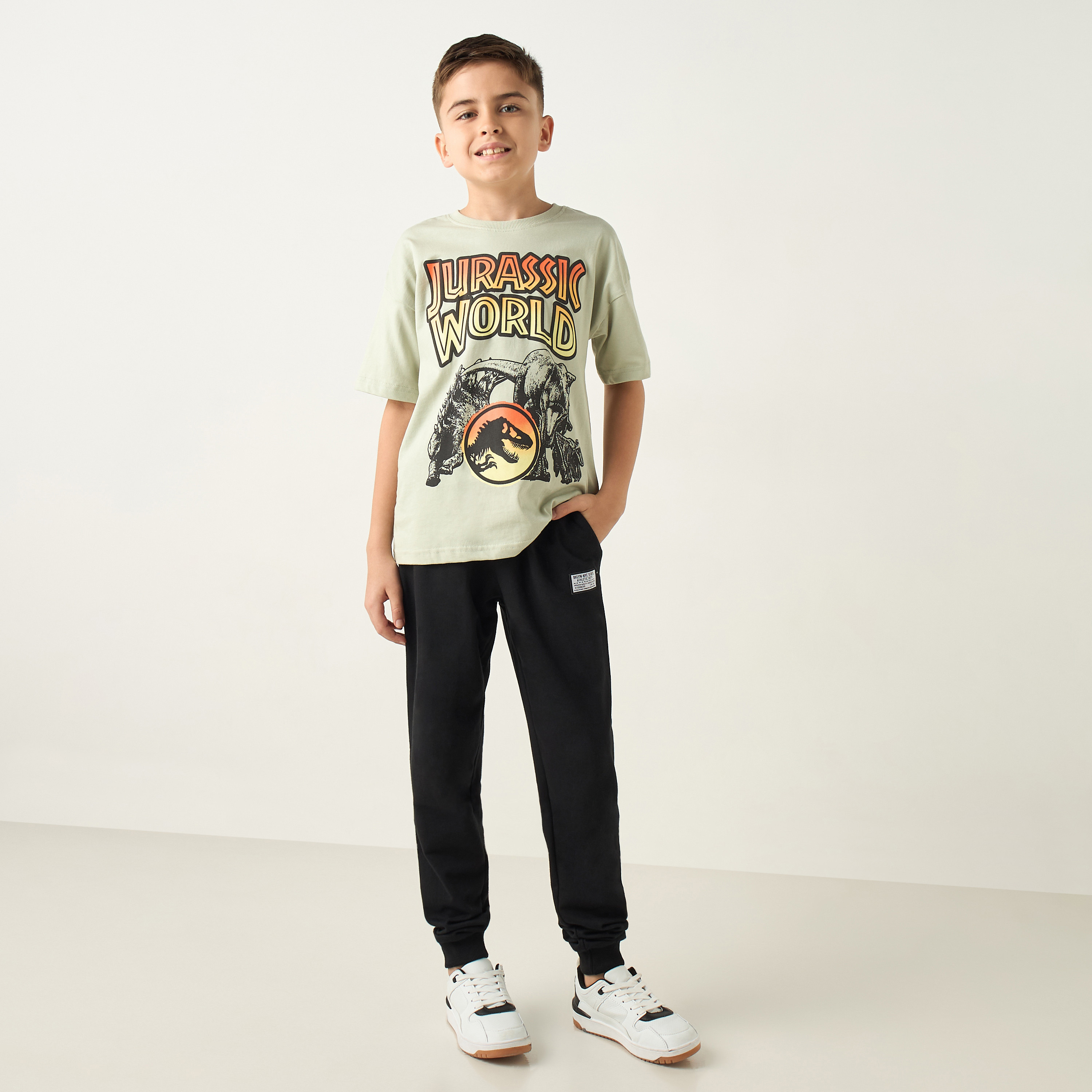 تيشيرت بياقة ضيّقة وأكمام قصيرة وطبعات عالم الديناصورات-boys-clothing-tshirtsandpolos-image-2
