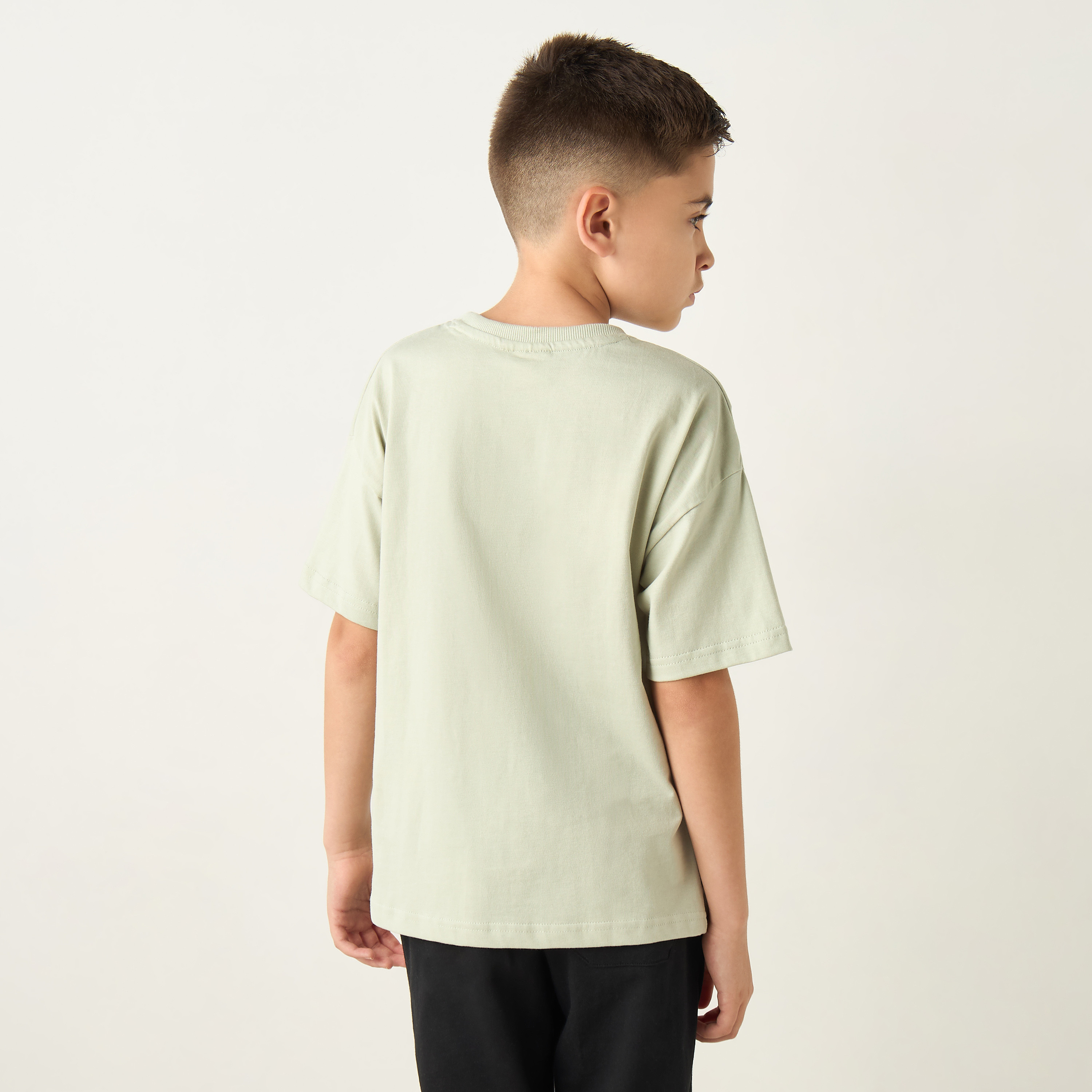 تيشيرت بياقة ضيّقة وأكمام قصيرة وطبعات عالم الديناصورات-boys-clothing-tshirtsandpolos-image-3