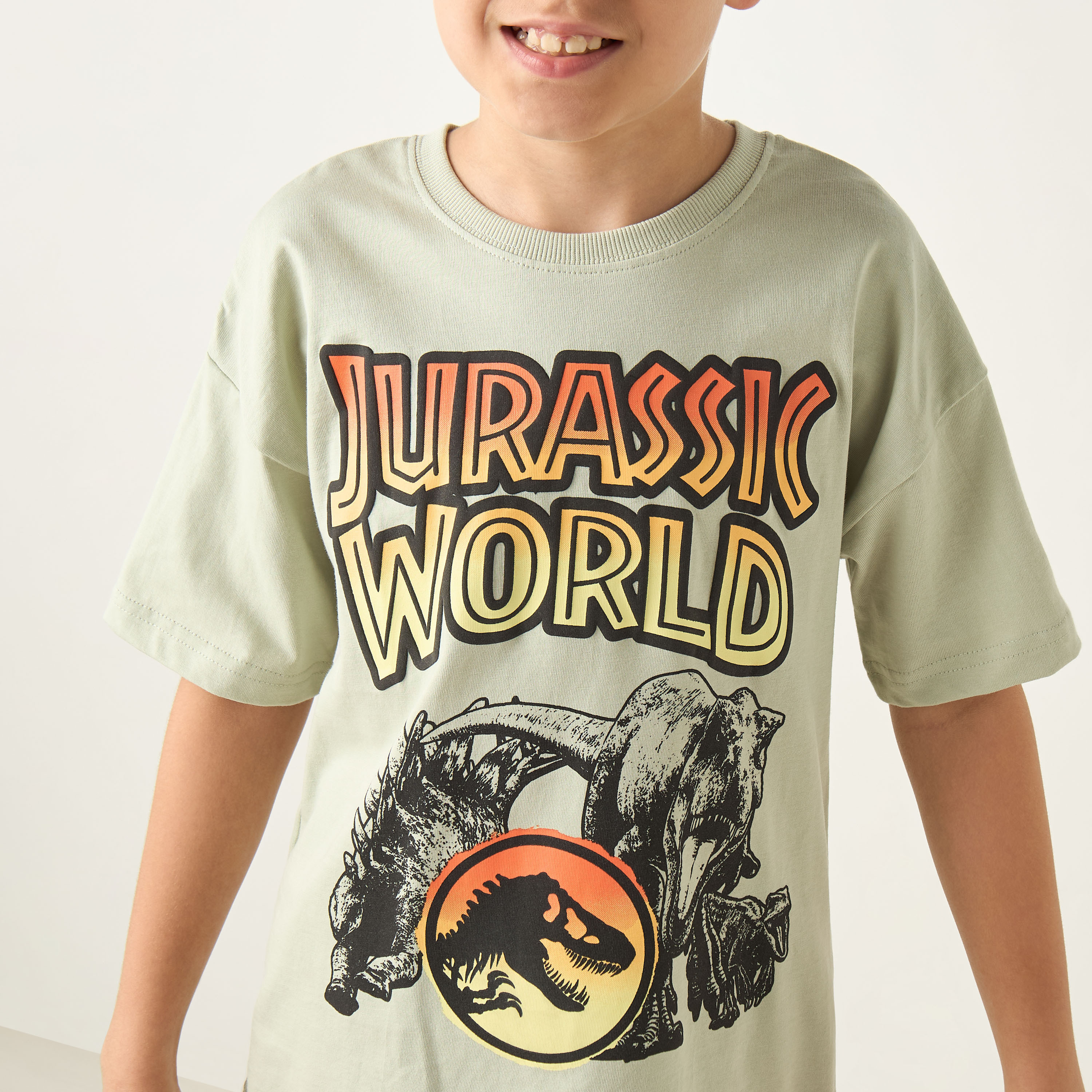 تيشيرت بياقة ضيّقة وأكمام قصيرة وطبعات عالم الديناصورات-boys-clothing-tshirtsandpolos-image-4