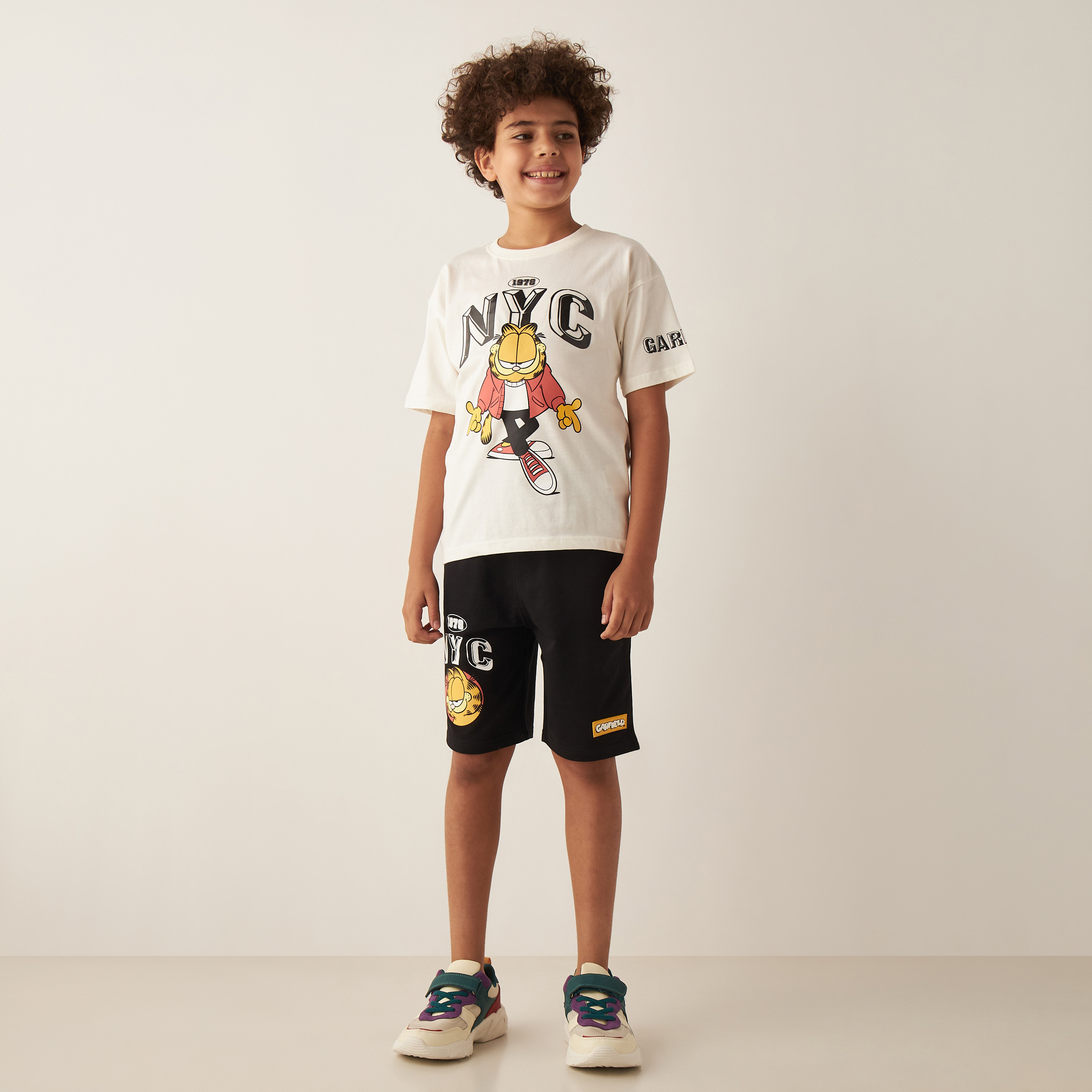 طقم شورت بخصر مطاطي وتيشيرت بياقة مستديرة وطبعات جارفيلد-boys-clothing-setsandcoords-image-5