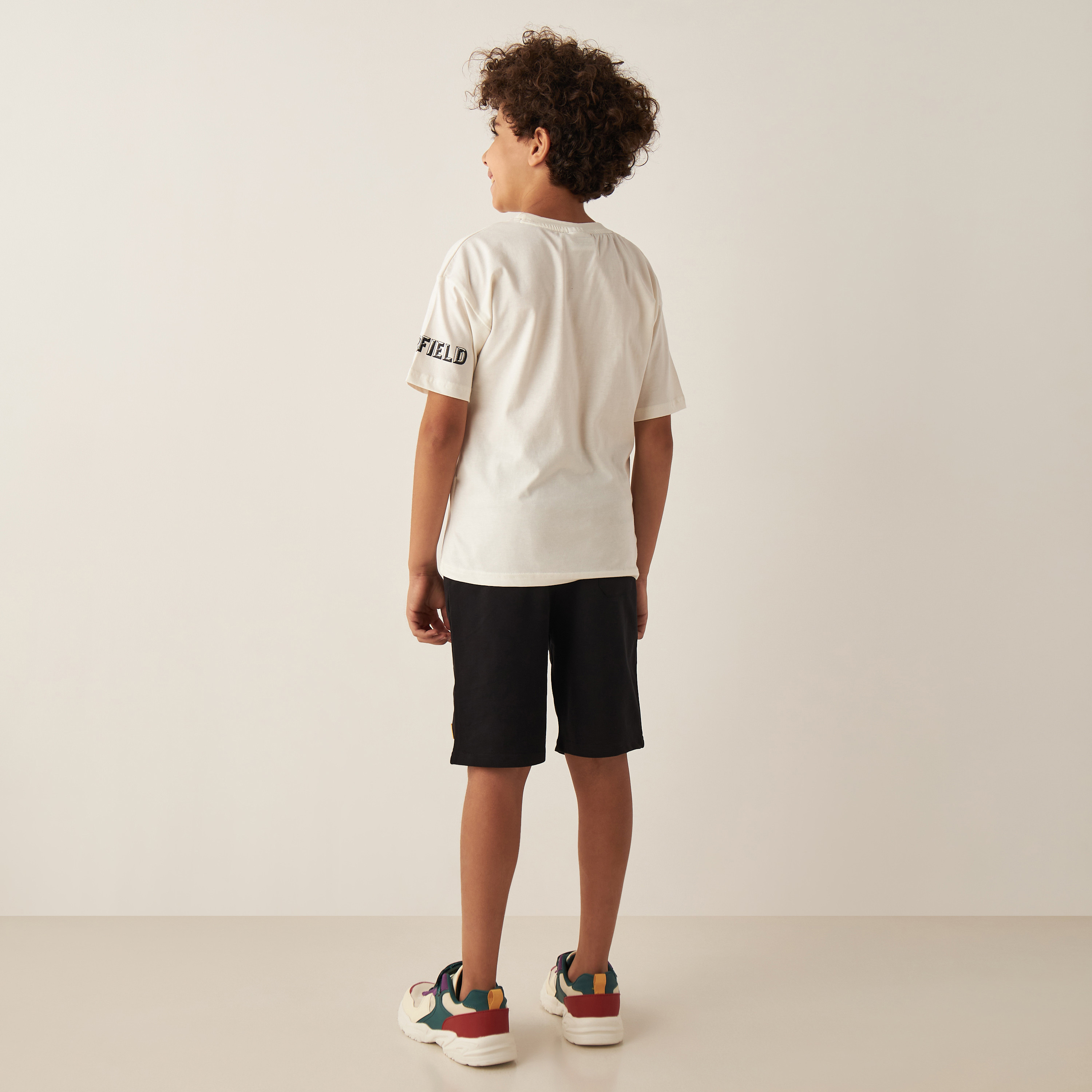 طقم شورت بخصر مطاطي وتيشيرت بياقة مستديرة وطبعات جارفيلد-boys-clothing-setsandcoords-image-3