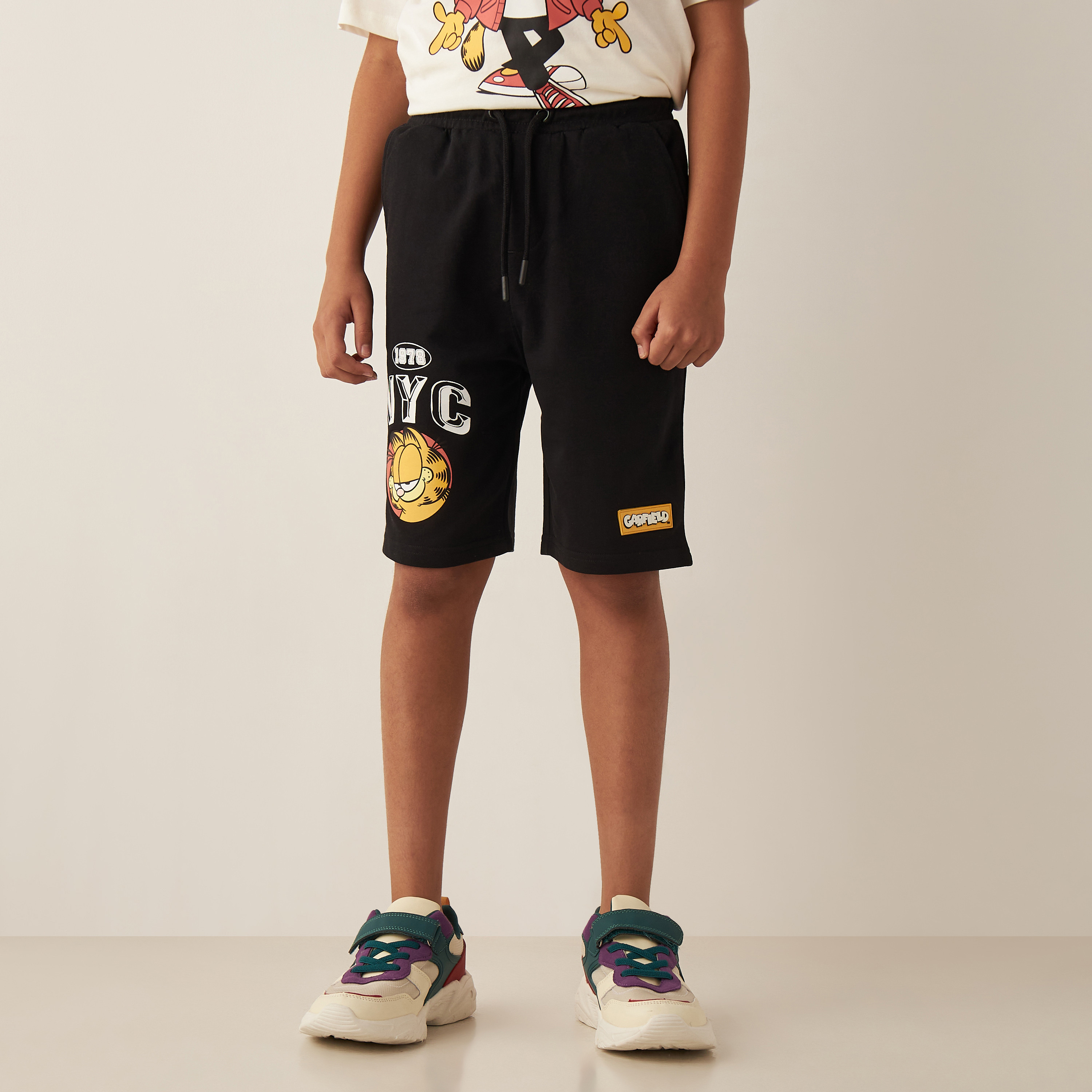 طقم شورت بخصر مطاطي وتيشيرت بياقة مستديرة وطبعات جارفيلد-boys-clothing-setsandcoords-image-2