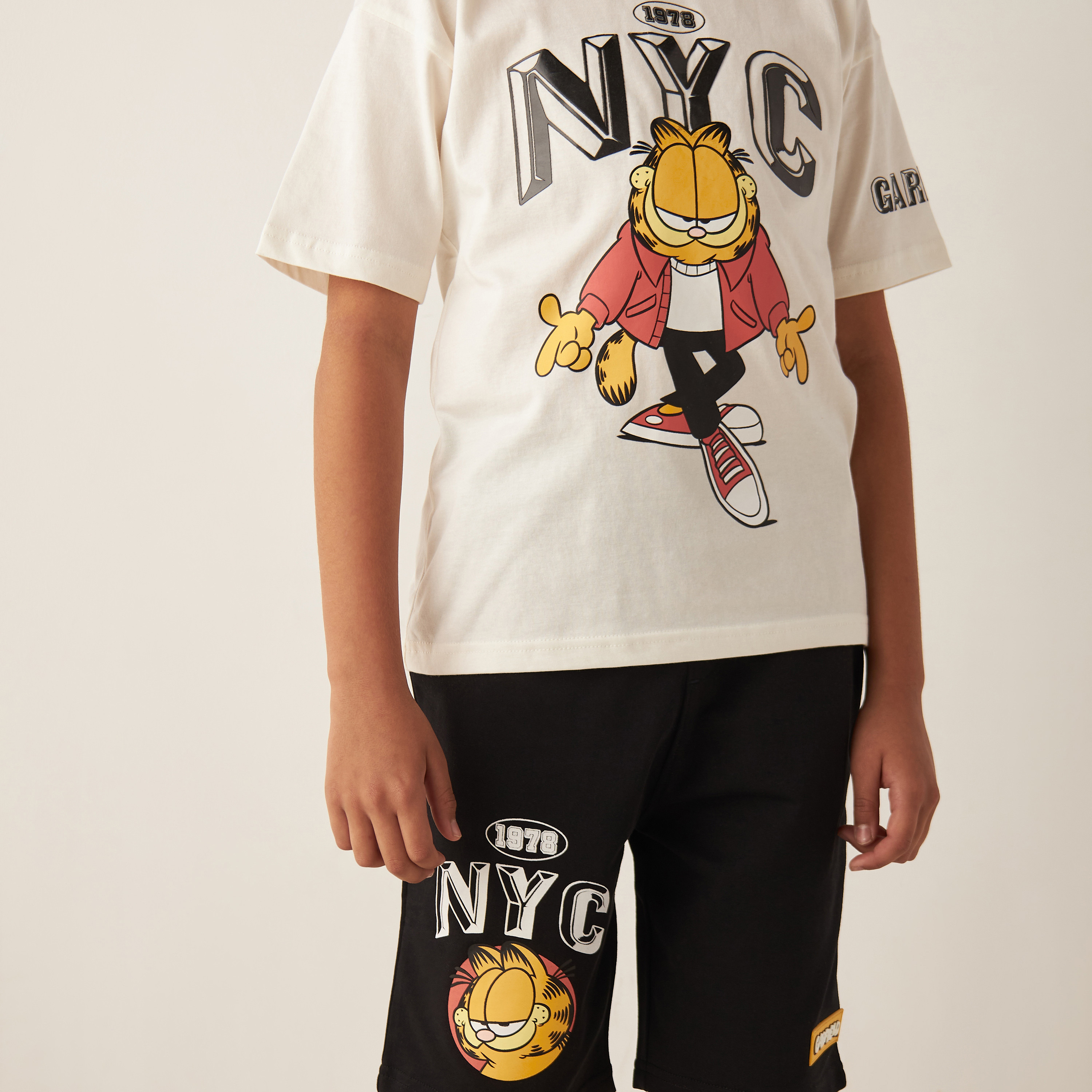 طقم شورت بخصر مطاطي وتيشيرت بياقة مستديرة وطبعات جارفيلد-boys-clothing-setsandcoords-image-1