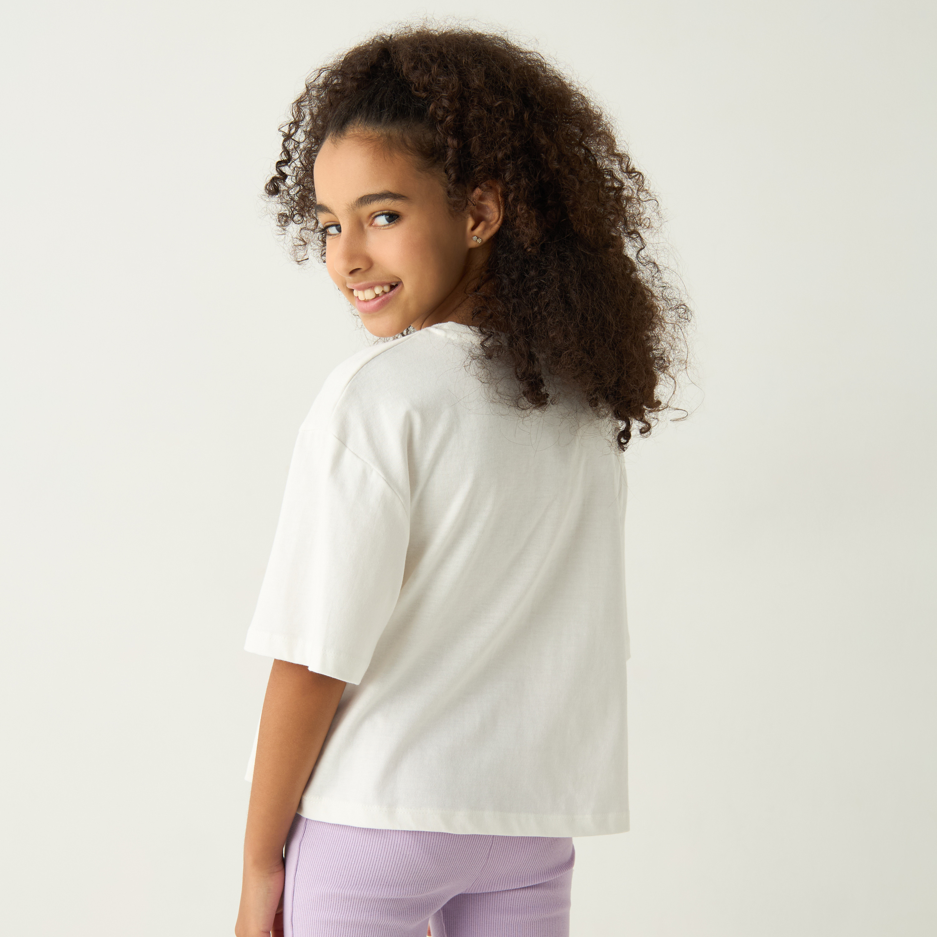 تيشيرت بياقة مستديرة وأكمام قصيرة وزينة فراشة من جونيورز-girls-clothing-tshirts-image-3