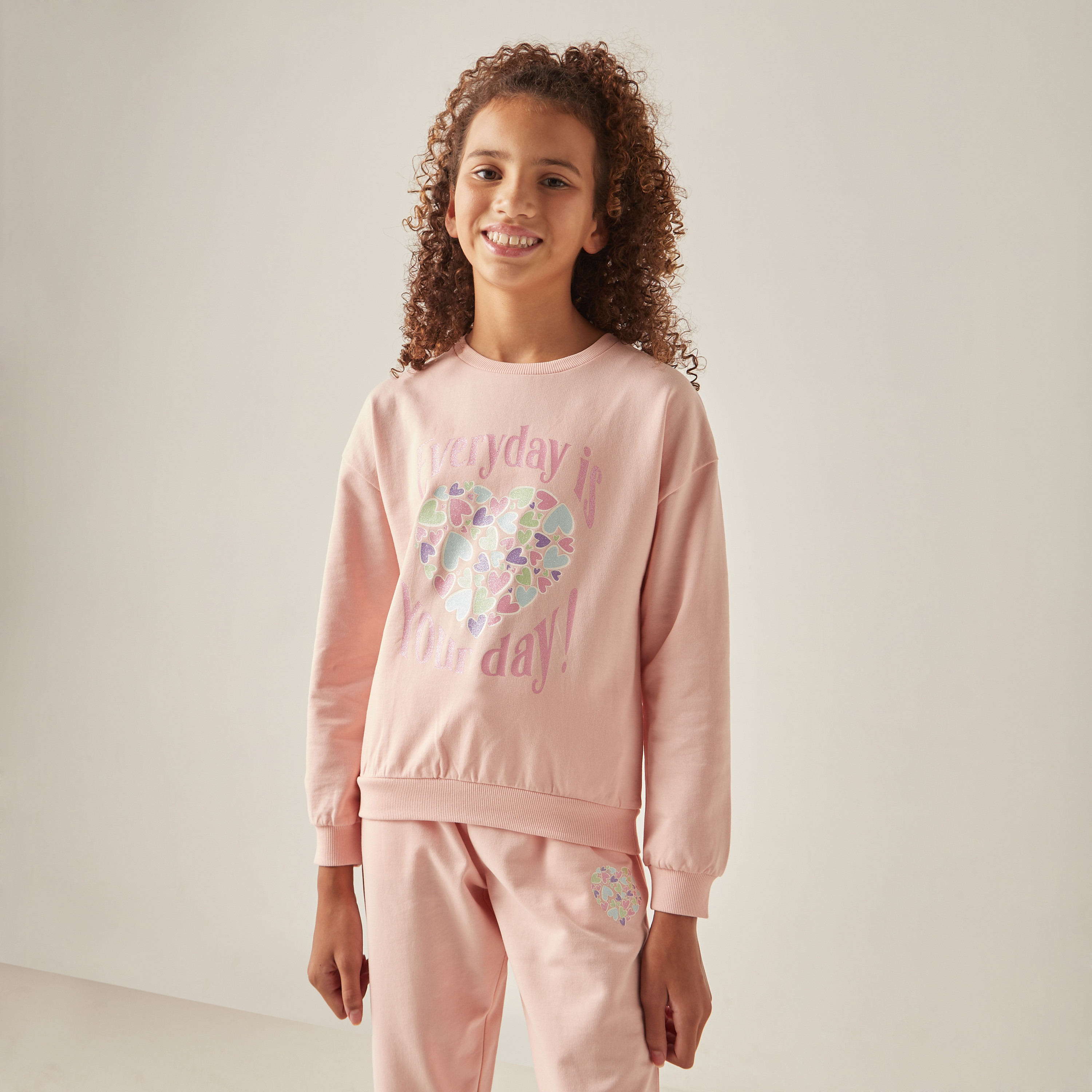 سويت شيرت بأكمام طويلة وياقة ضيقة وطبعات جليتر جرافيك من جونيورز-girls-clothing-sweatshirts-image-1