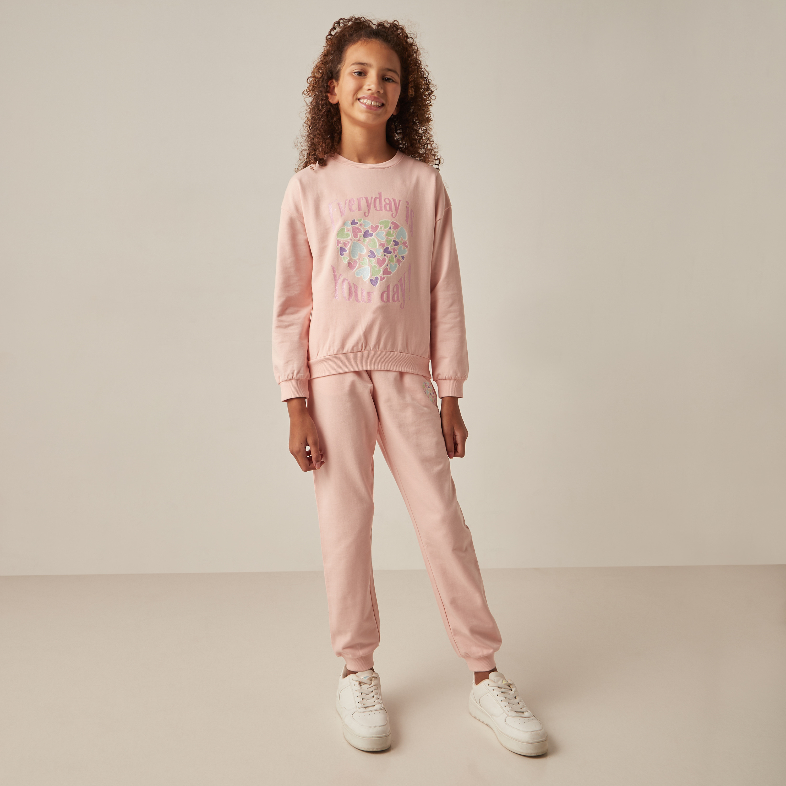 سويت شيرت بأكمام طويلة وياقة ضيقة وطبعات جليتر جرافيك من جونيورز-girls-clothing-sweatshirts-image-2