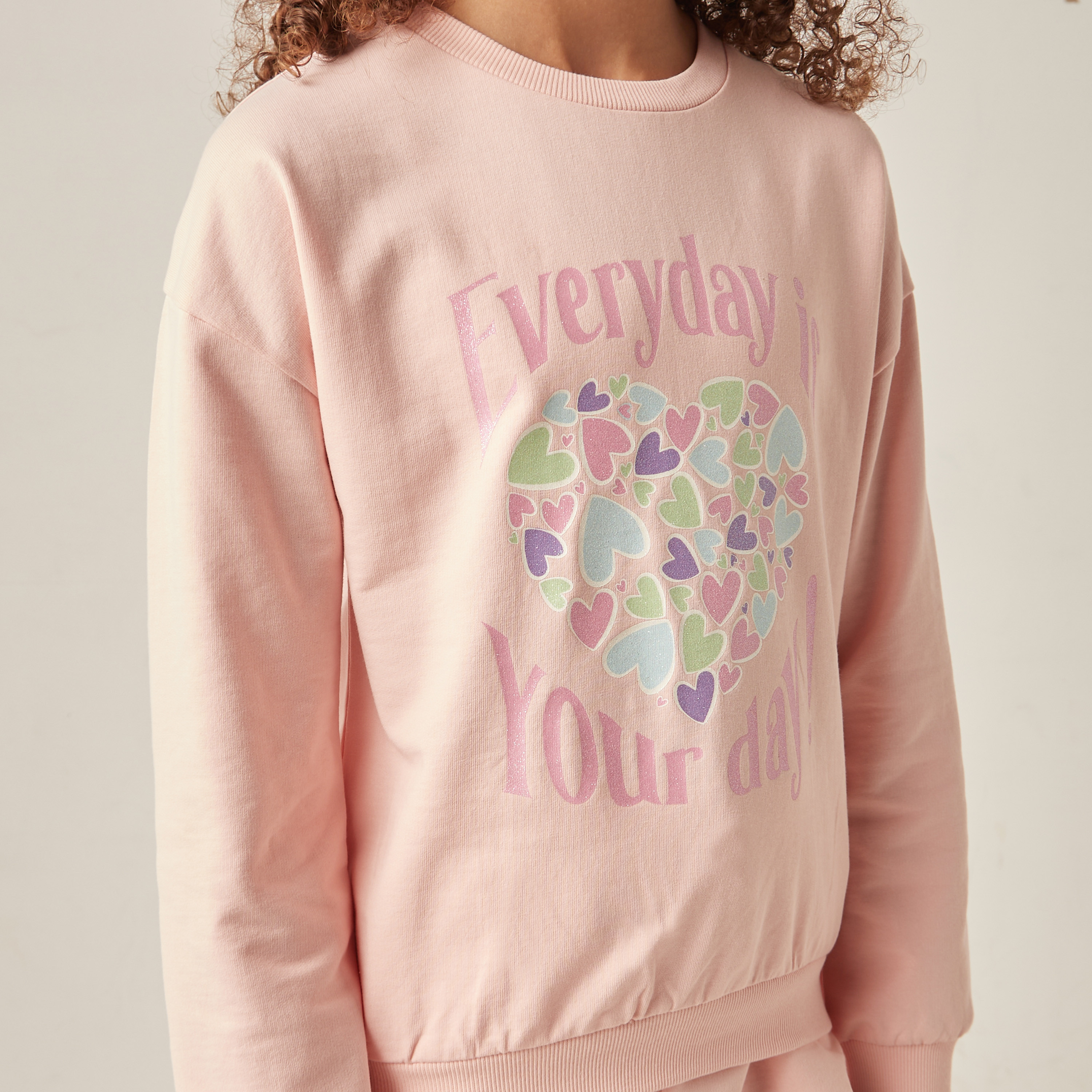 سويت شيرت بأكمام طويلة وياقة ضيقة وطبعات جليتر جرافيك من جونيورز-girls-clothing-sweatshirts-image-3