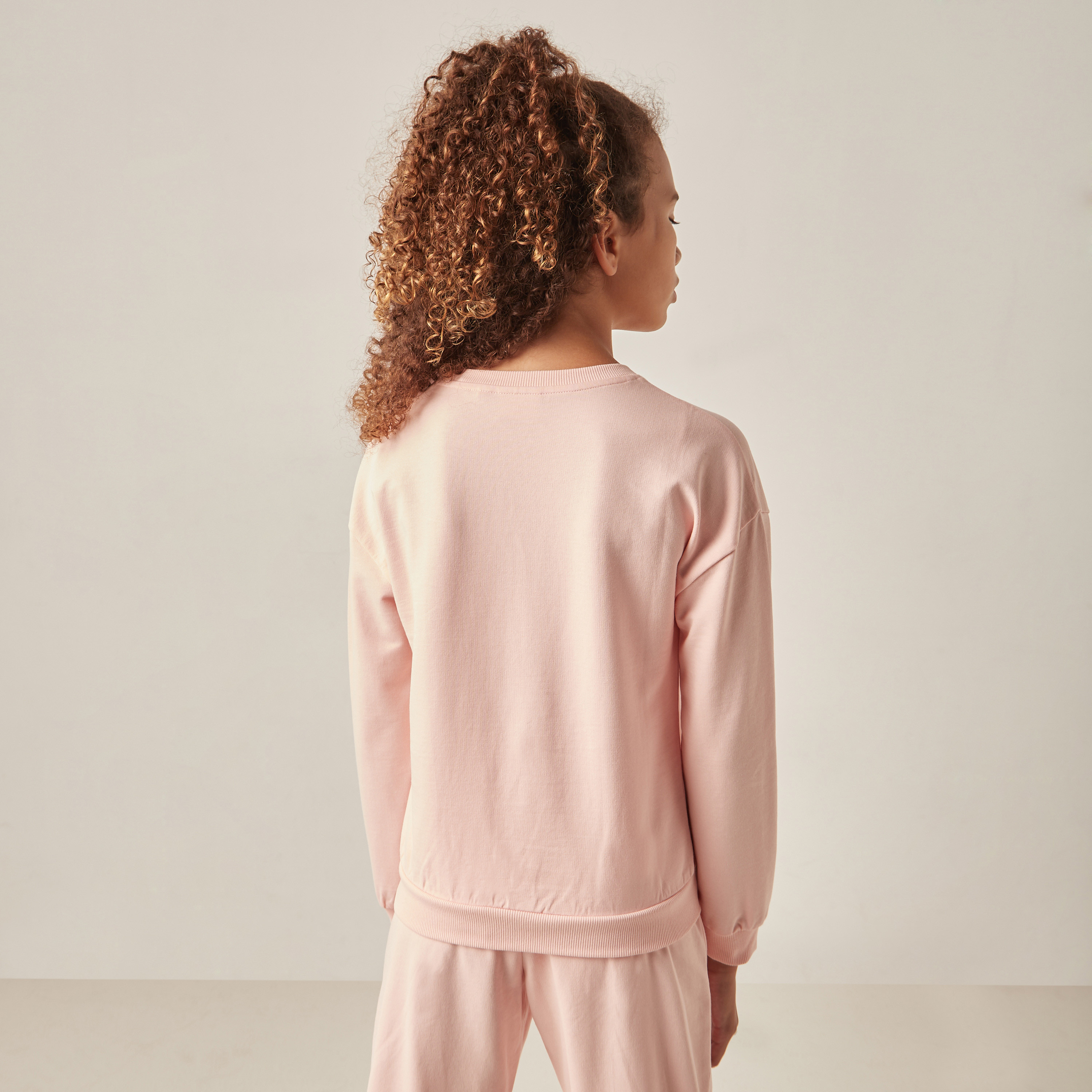 سويت شيرت بأكمام طويلة وياقة ضيقة وطبعات جليتر جرافيك من جونيورز-girls-clothing-sweatshirts-image-4