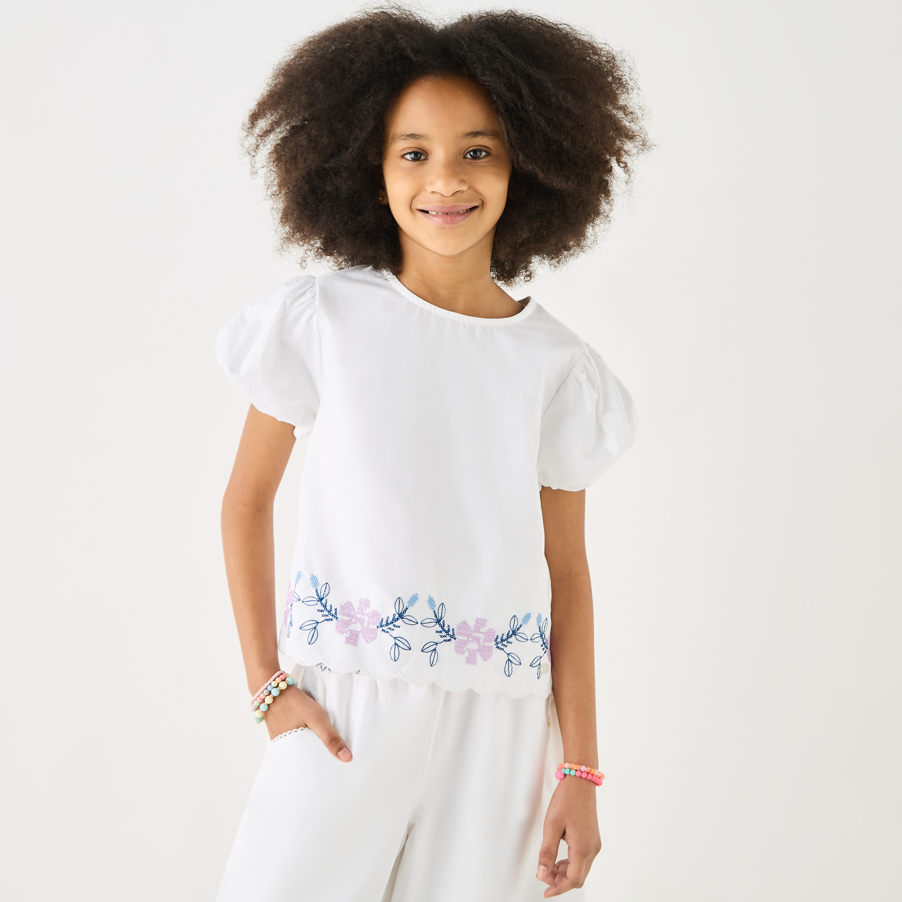 بلوزة بياقة ضيقة وأكمام منفوخة قصيرة وتطريزات زهرية من إليجو-girls-clothing-blousesandshirts-image-4