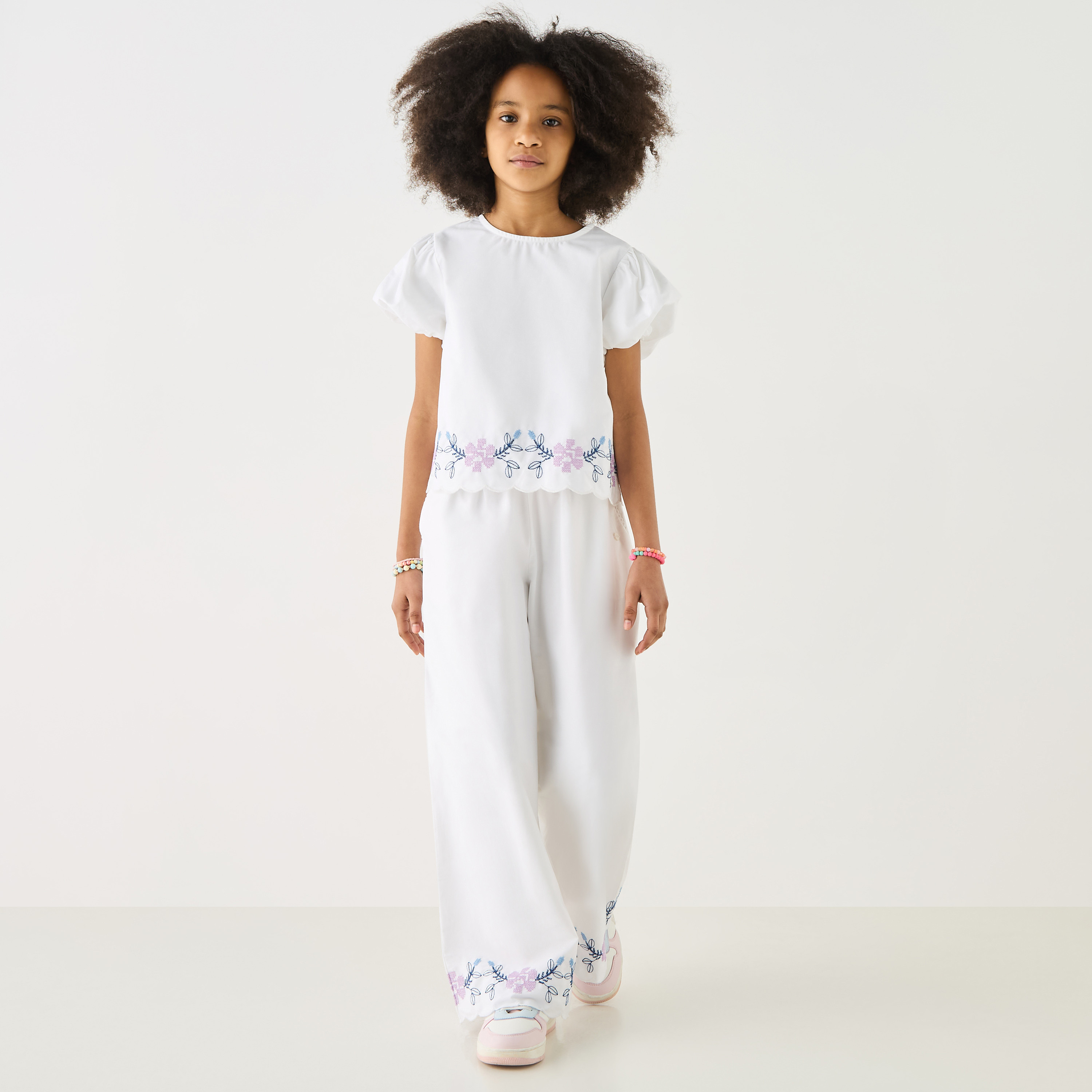 بلوزة بياقة ضيقة وأكمام منفوخة قصيرة وتطريزات زهرية من إليجو-girls-clothing-blousesandshirts-image-3