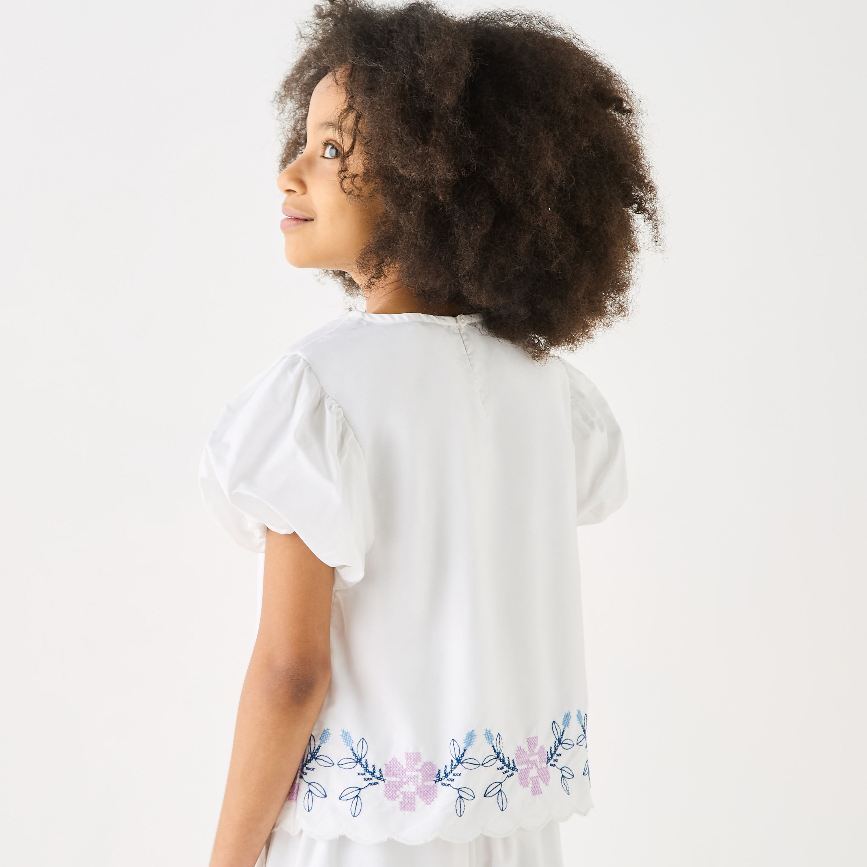 بلوزة بياقة ضيقة وأكمام منفوخة قصيرة وتطريزات زهرية من إليجو-girls-clothing-blousesandshirts-image-2