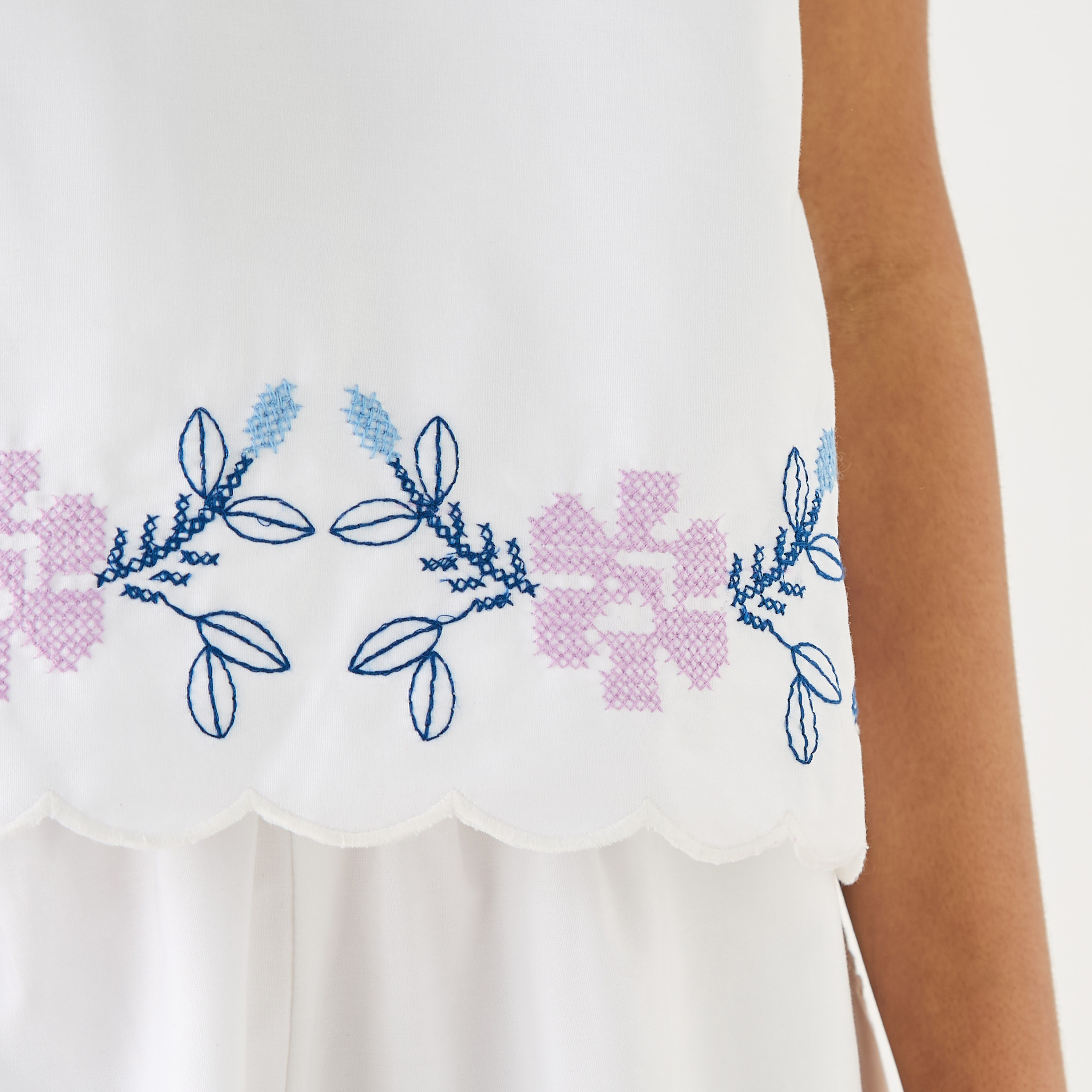 بلوزة بياقة ضيقة وأكمام منفوخة قصيرة وتطريزات زهرية من إليجو-girls-clothing-blousesandshirts-image-1