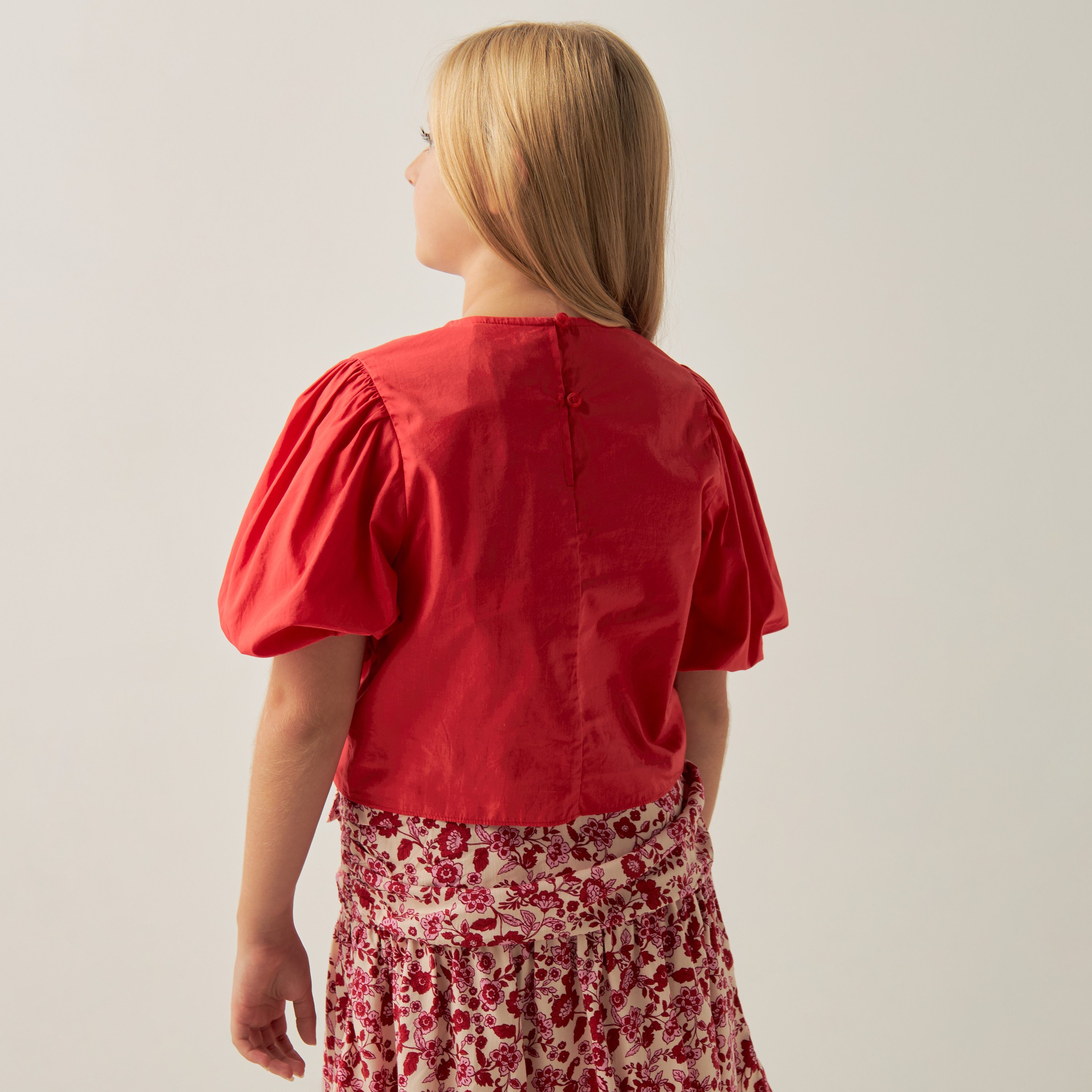 بلوزة قطن سادة بأكمام منفوخة وتفاصيل كسرات من لي كوبر-girls-clothing-blousesandshirts-image-3