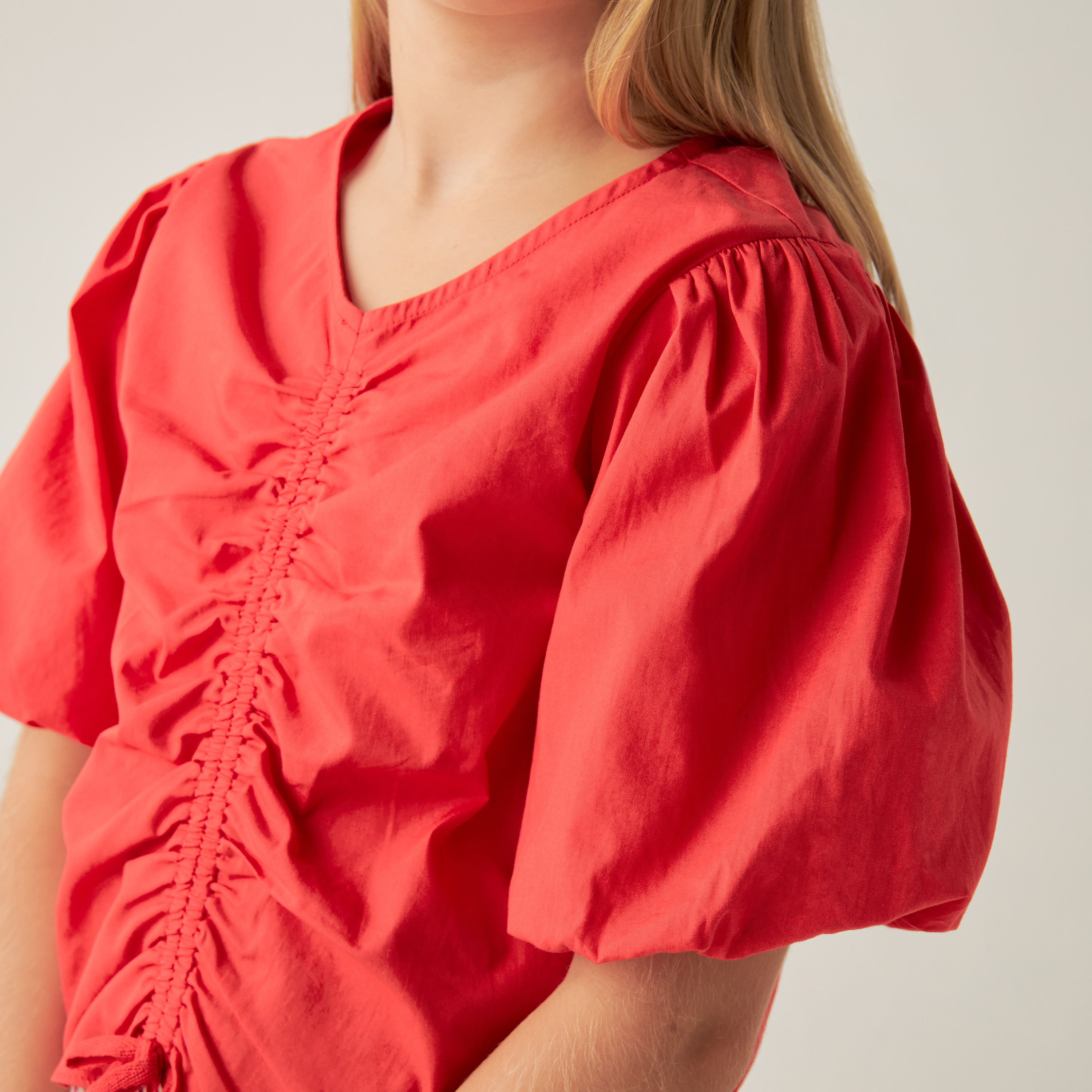 بلوزة قطن سادة بأكمام منفوخة وتفاصيل كسرات من لي كوبر-girls-clothing-blousesandshirts-image-4
