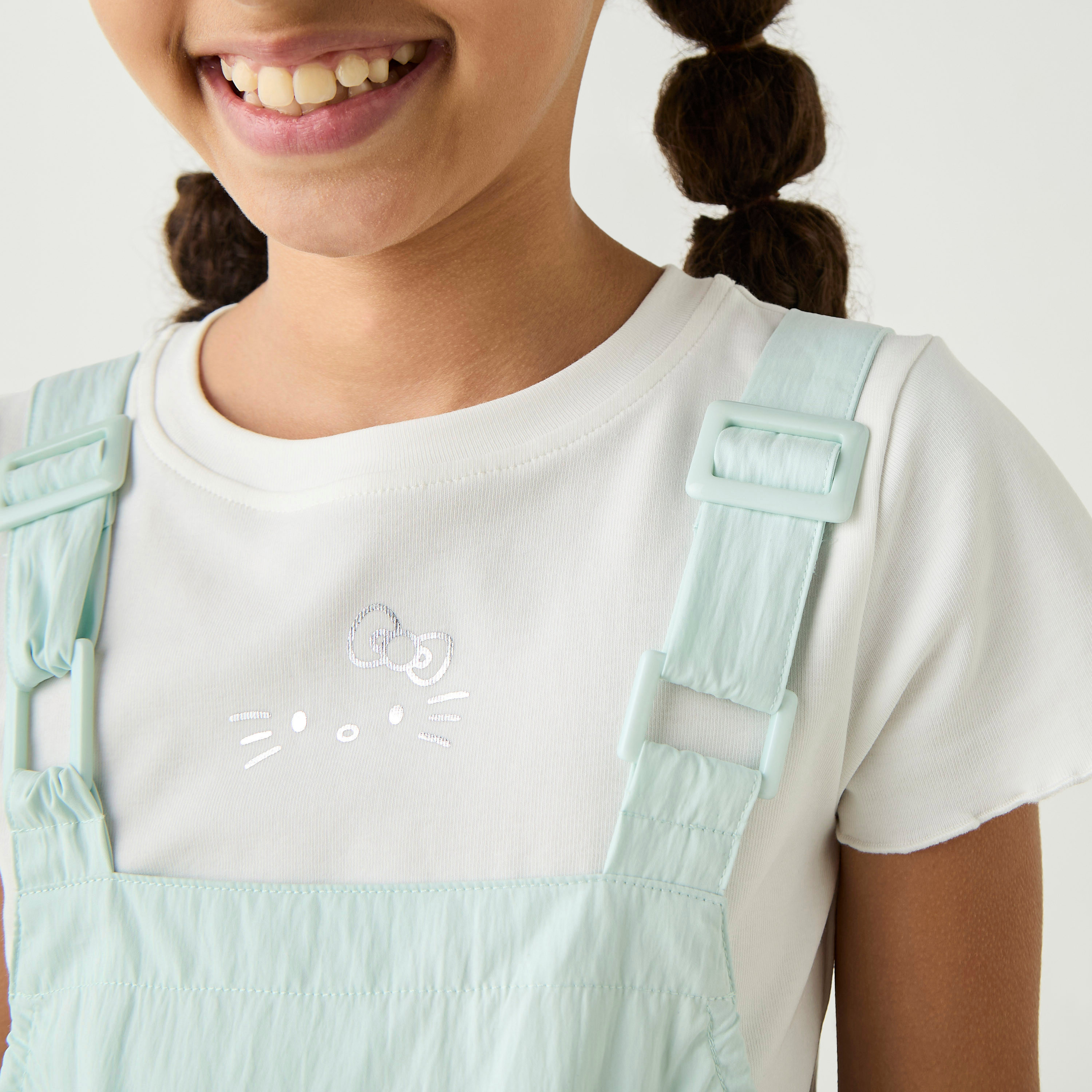 تيشيرت بأكمام قصيرة وطبعات مع فستان دنغري سادة من سانريو-girls-clothing-dressesandjumpsuits-image-4