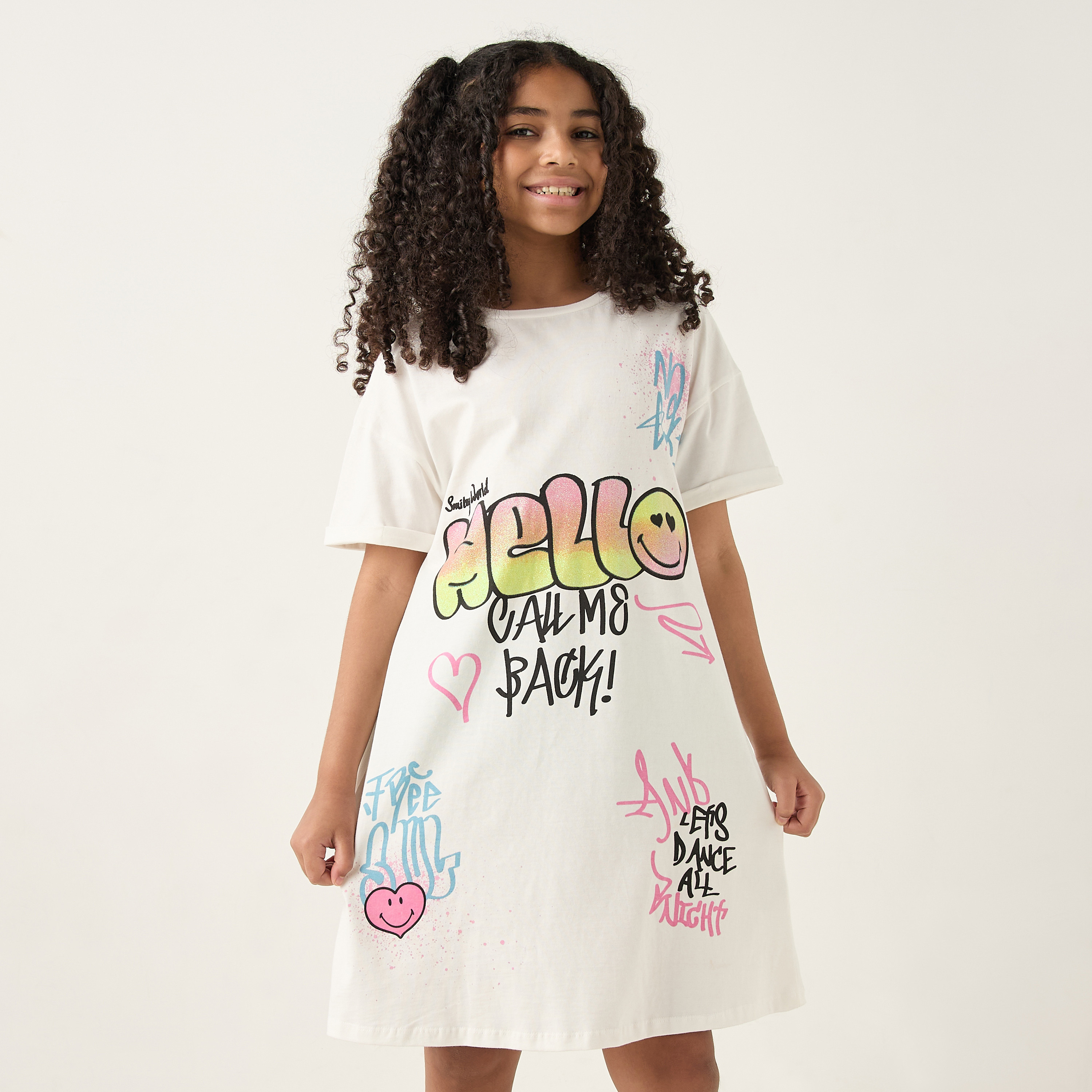 فستان بياقة مستديرة وأكمام قصيرة وطبعات من سمايلي ورلد-girls-clothing-dressesandjumpsuits-image-1
