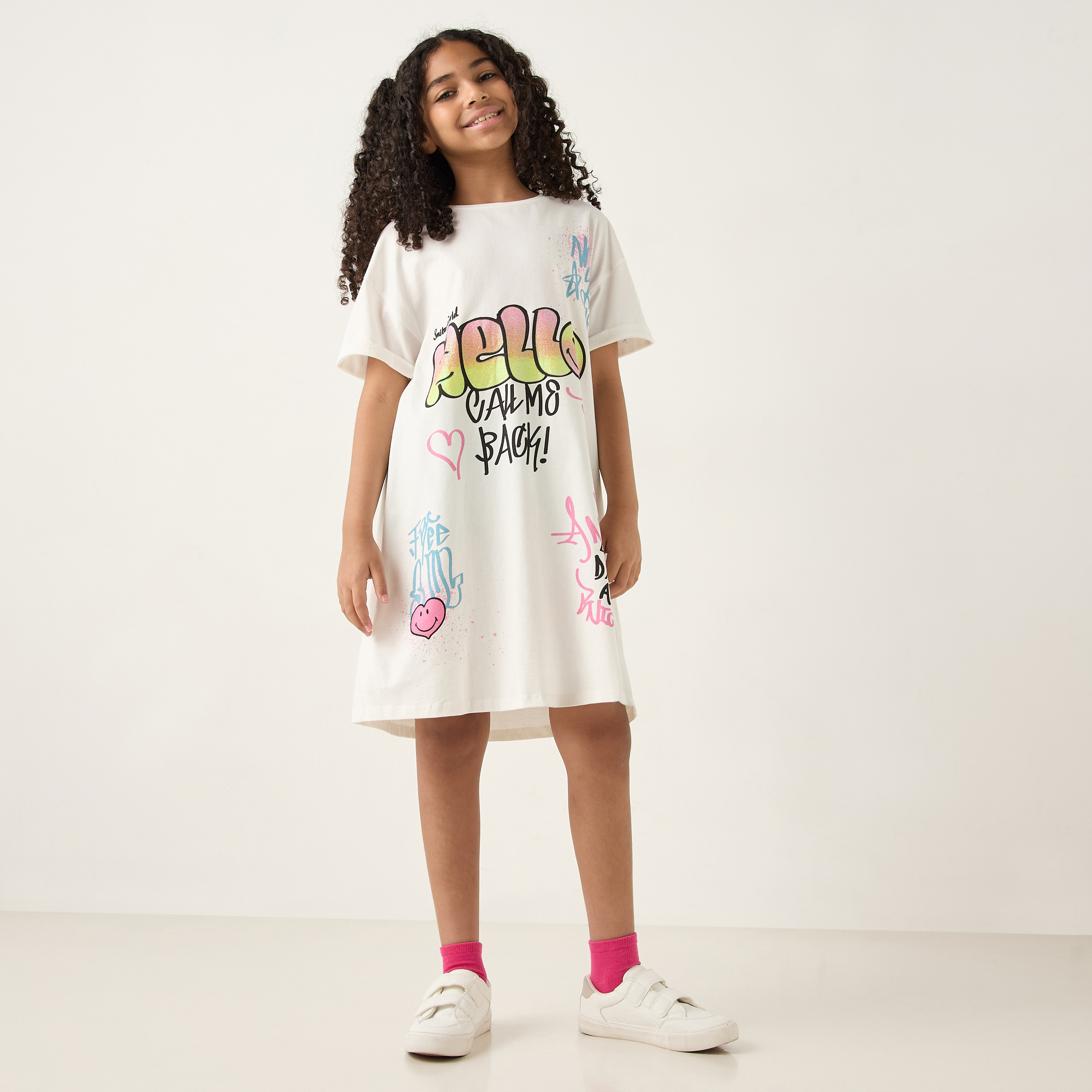 فستان بياقة مستديرة وأكمام قصيرة وطبعات من سمايلي ورلد-girls-clothing-dressesandjumpsuits-image-2