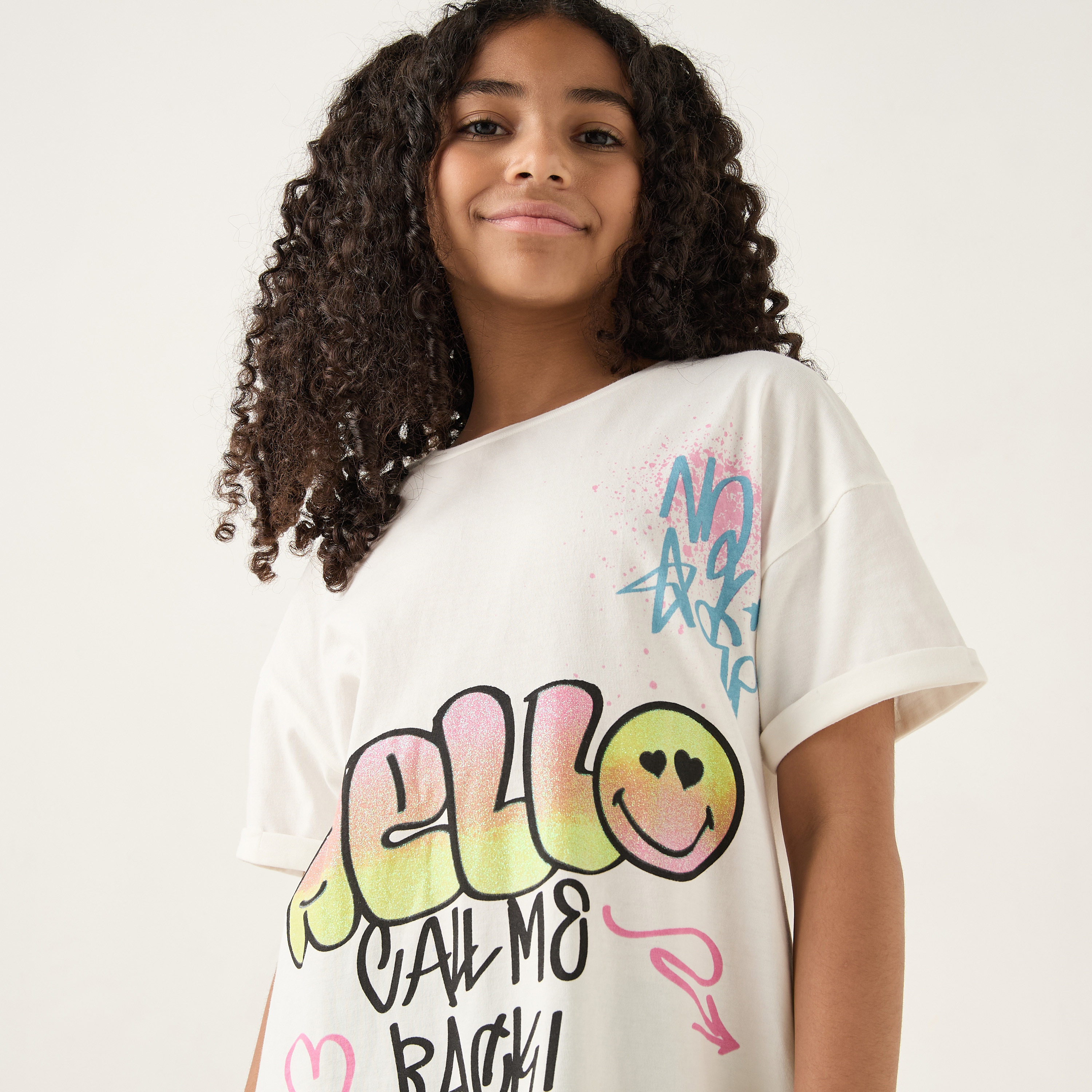 فستان بياقة مستديرة وأكمام قصيرة وطبعات من سمايلي ورلد-girls-clothing-dressesandjumpsuits-image-4