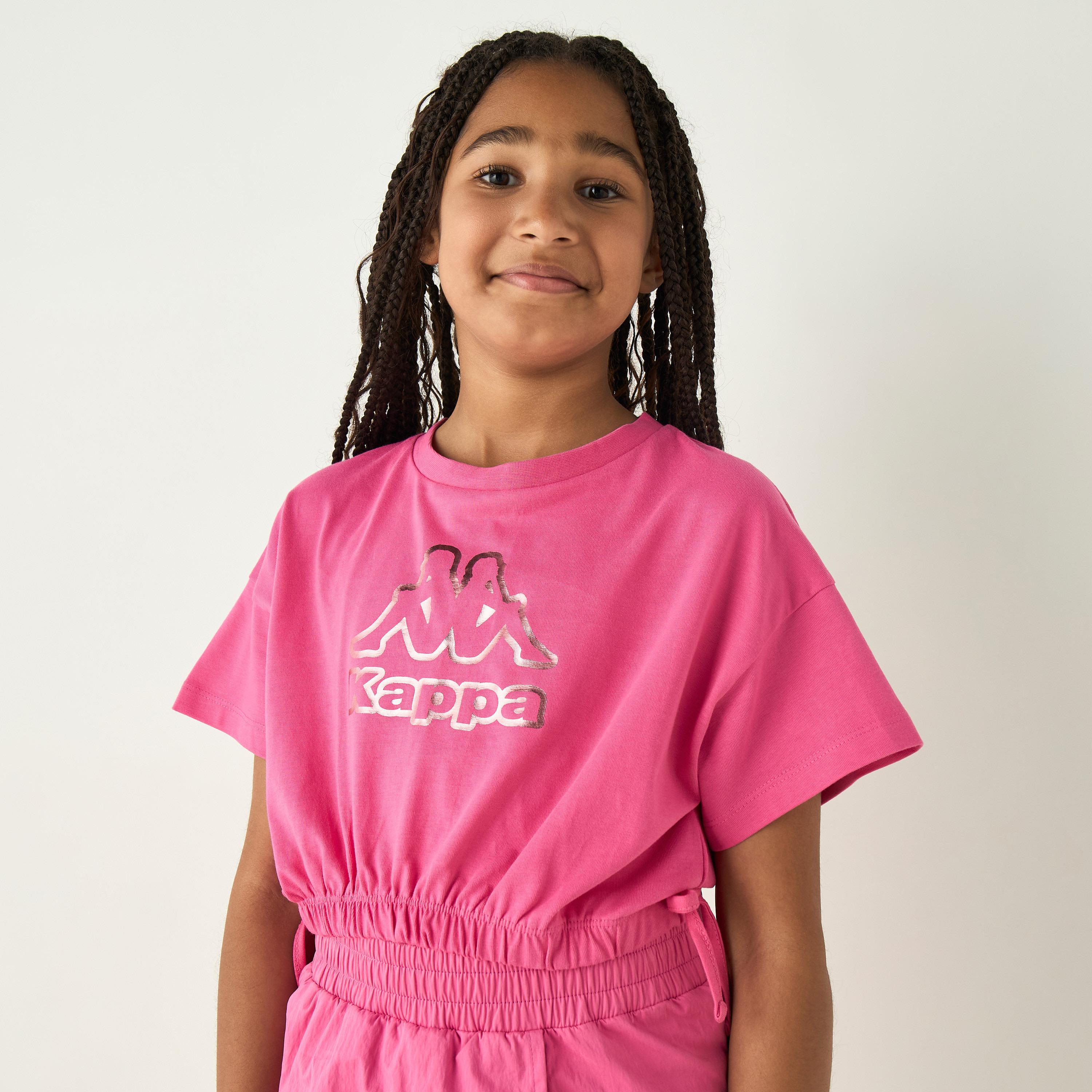 تيشيرت بأكمام قصيرة وحافة مطاطية وطبعات شعار برقائق معدنية من كابا-sports-girls-clothing-tops-image-4