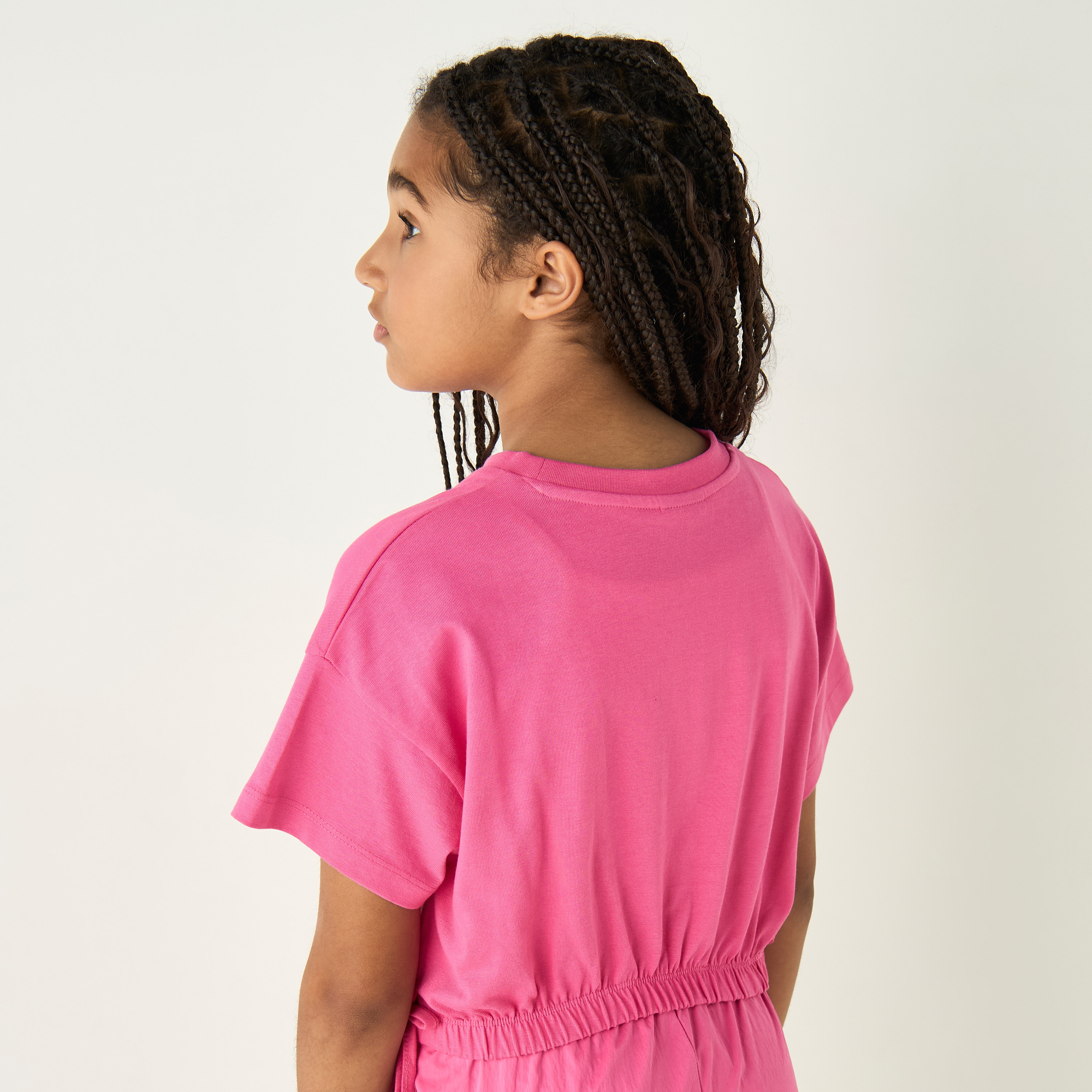 تيشيرت بأكمام قصيرة وحافة مطاطية وطبعات شعار برقائق معدنية من كابا-sports-girls-clothing-tops-image-2