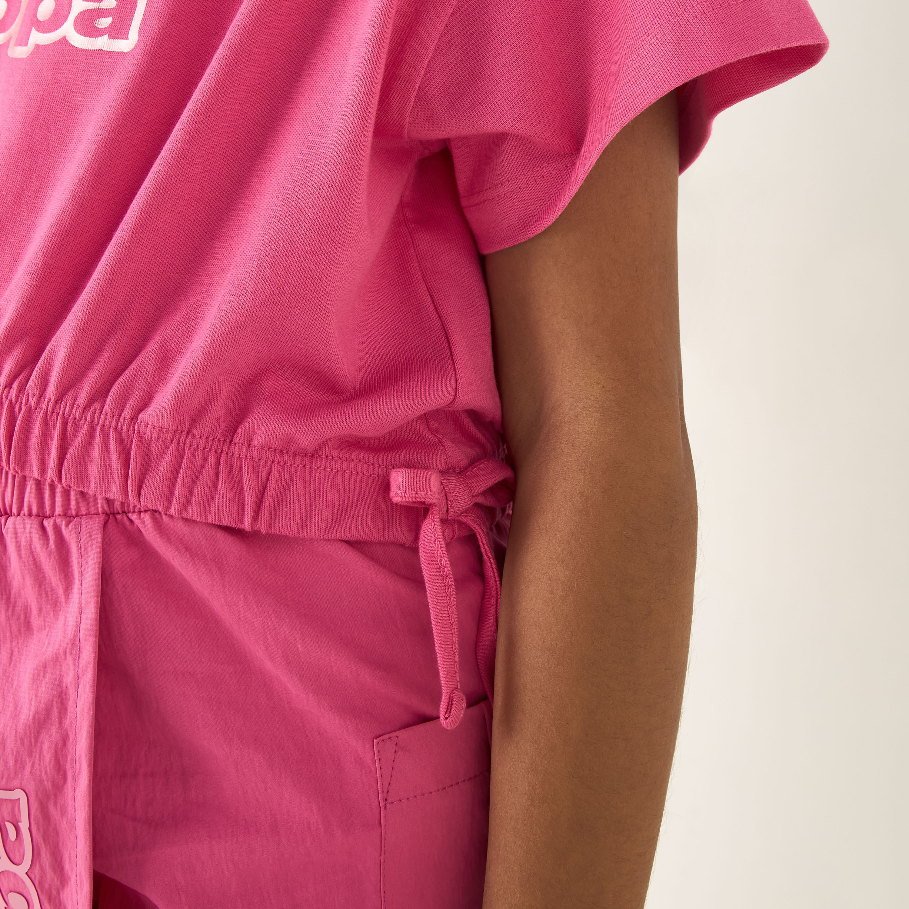 تيشيرت بأكمام قصيرة وحافة مطاطية وطبعات شعار برقائق معدنية من كابا-sports-girls-clothing-tops-image-1