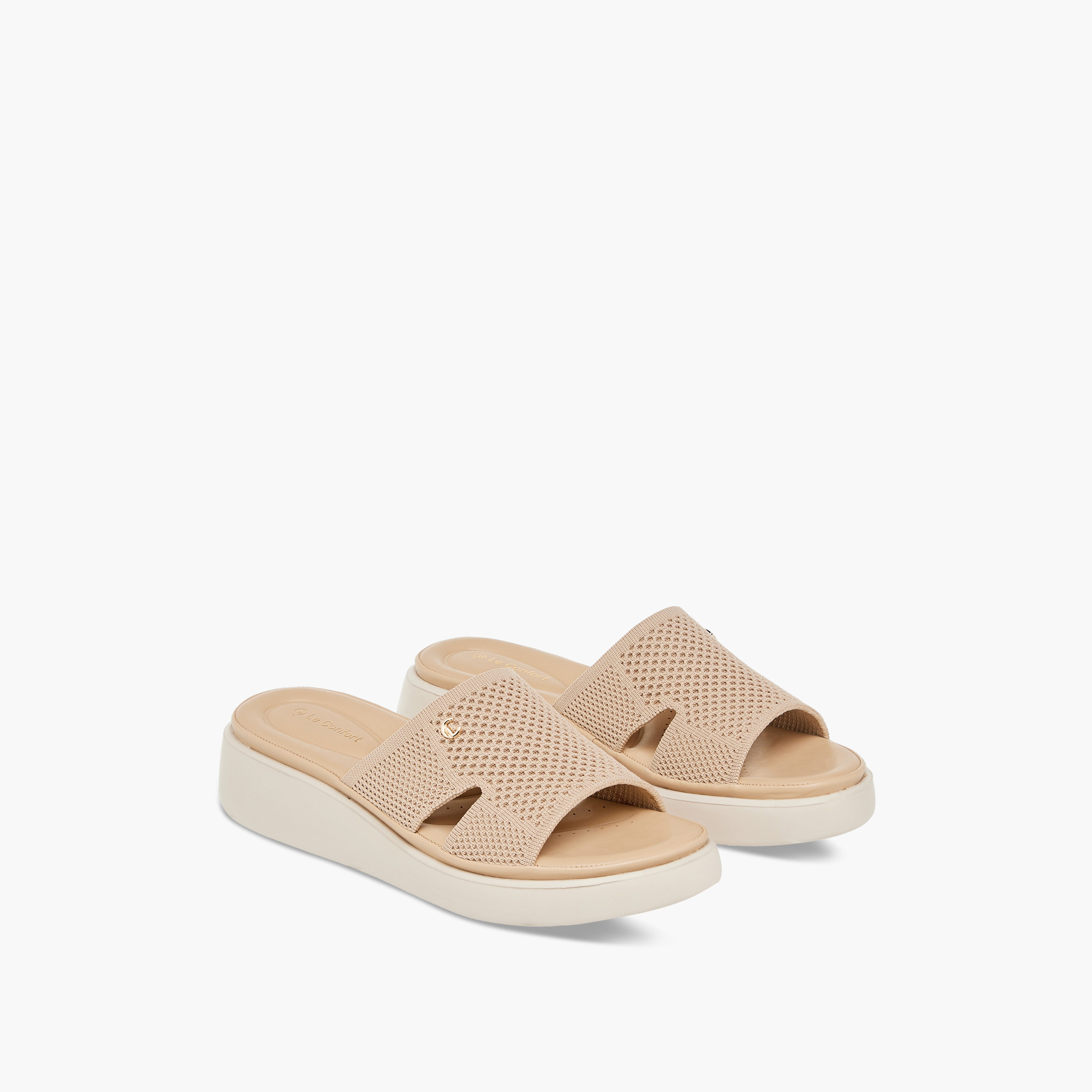 صندل مسطّح مريح سهل الارتداء بتفاصيل مفرغة من لو كونفورت-women-shoes-sandals-heeled-image-1