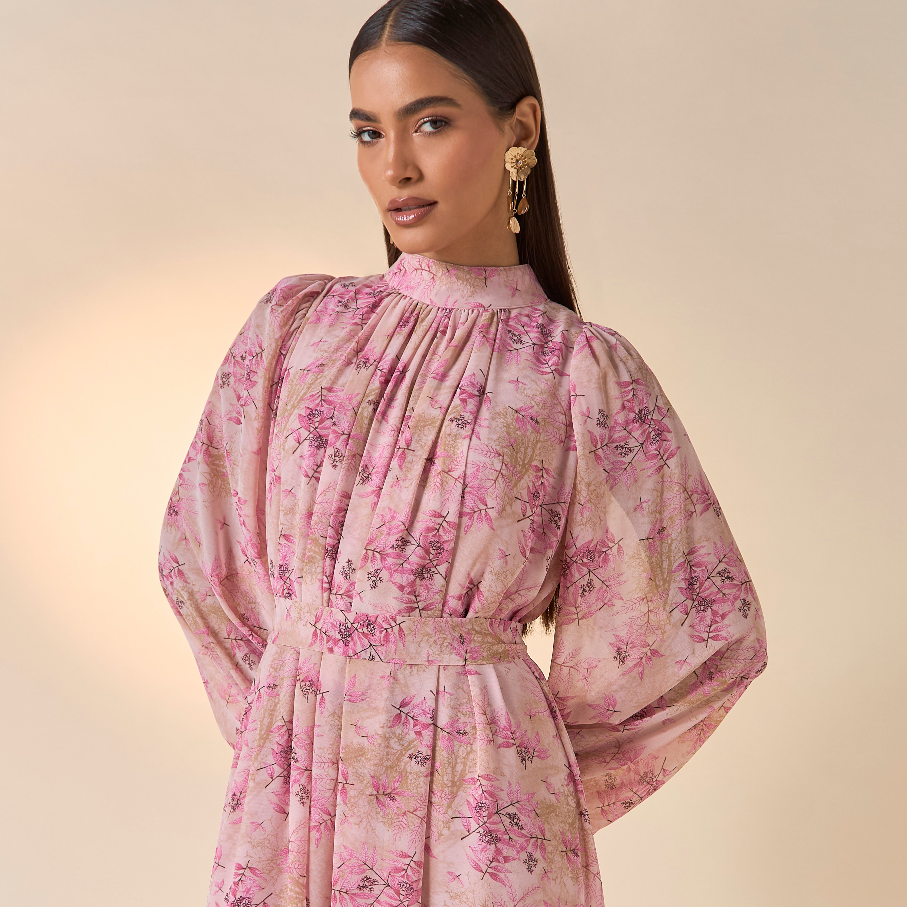 فستان بياقة عالية وأكمام منفوخة وحزام ربط وطبعات من فيور-women-clothing-dresses-image-4