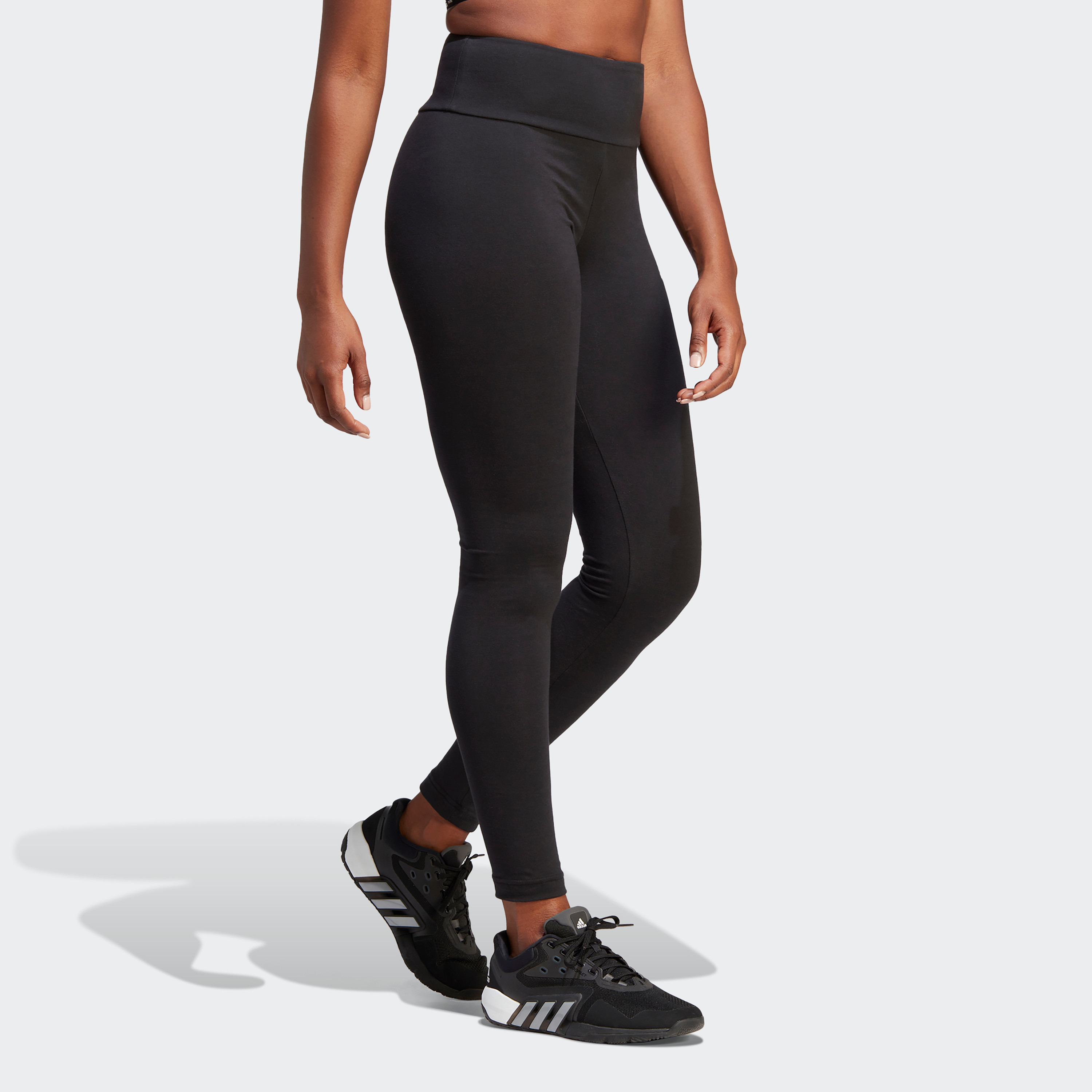بنطلون ضيق للنساء بشعار اسنشيالز عالي الخصر من اديداس| او اي-women-clothing-bottoms-leggings-image-10