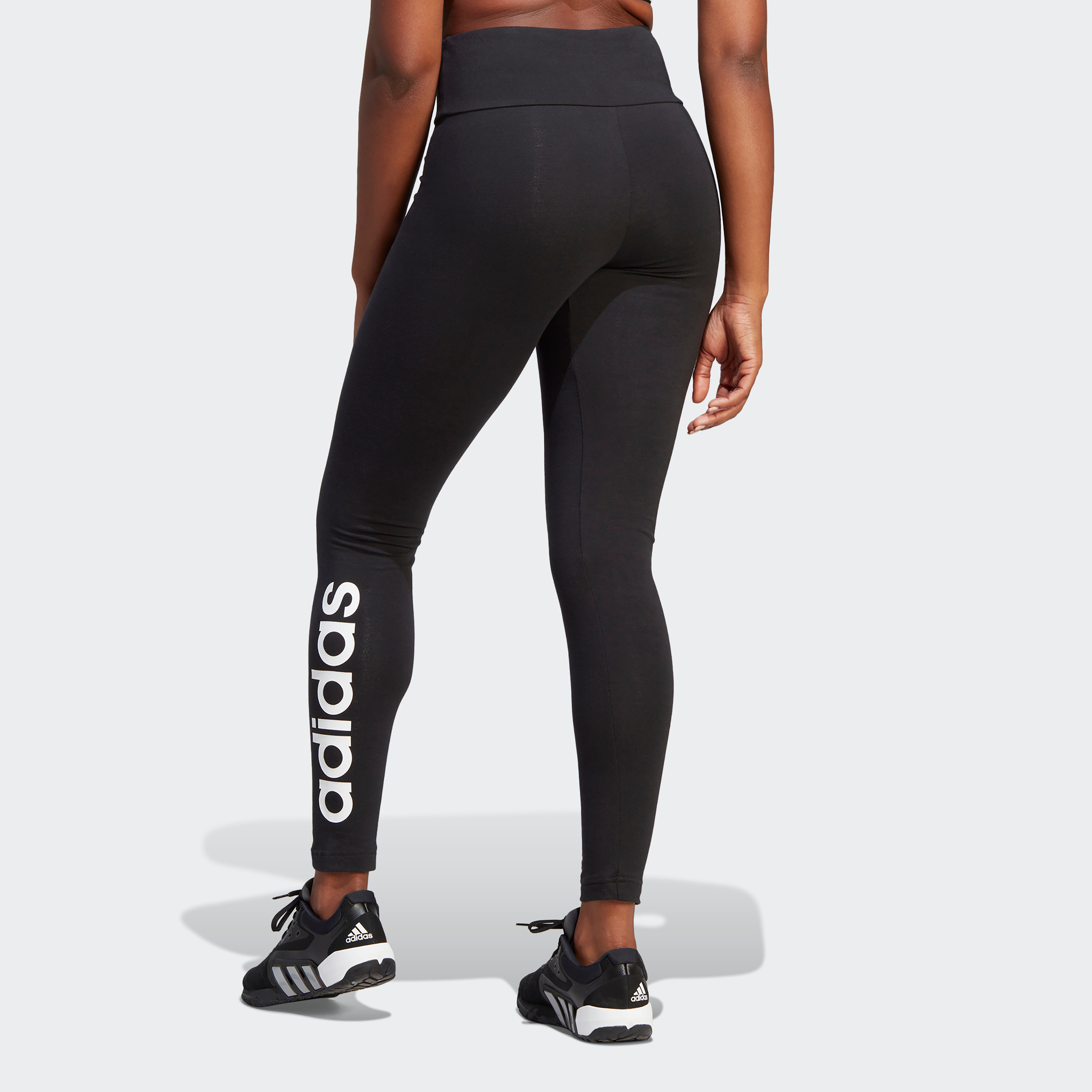 بنطلون ضيق للنساء بشعار اسنشيالز عالي الخصر من اديداس| او اي-women-clothing-bottoms-leggings-image-12