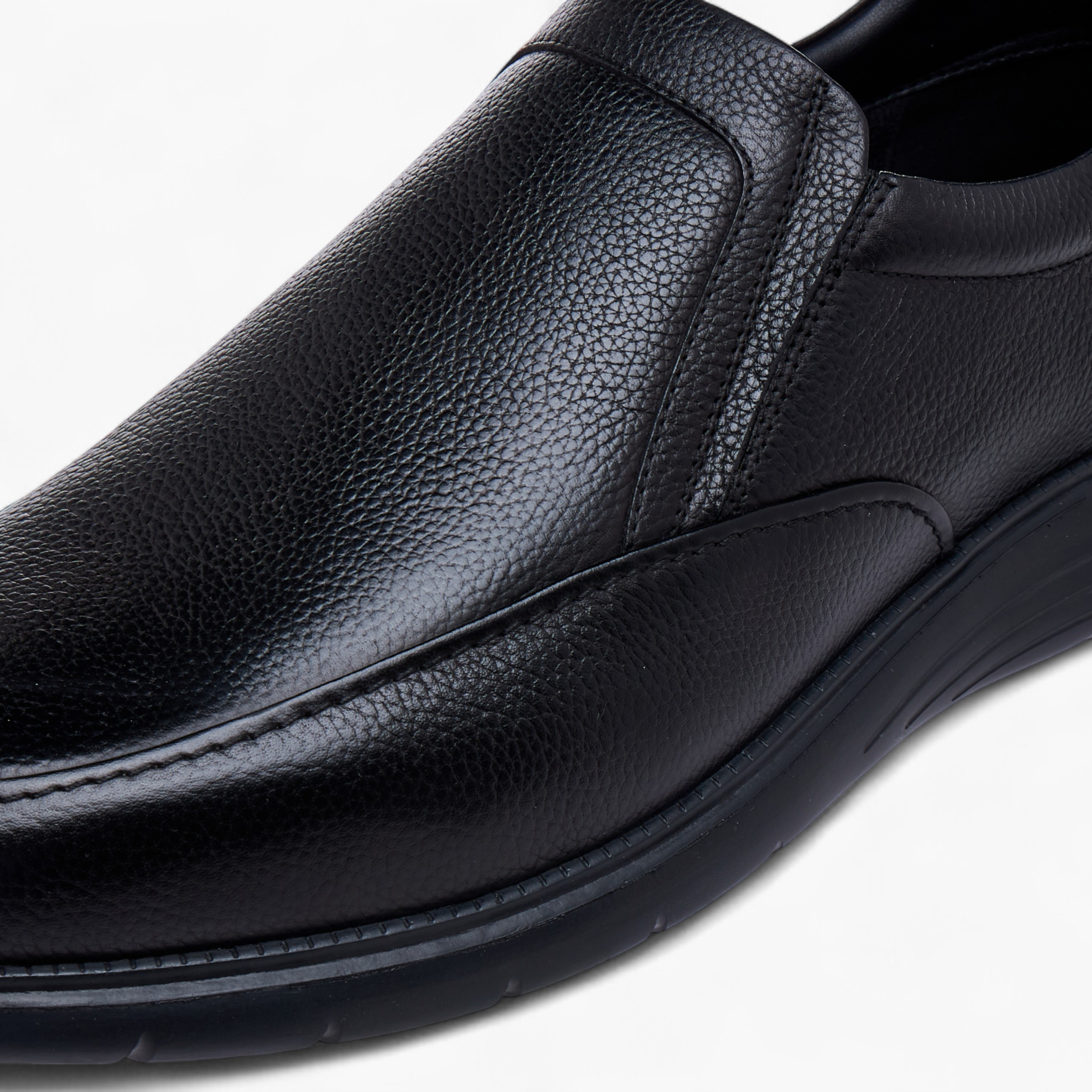 حذاء سادة سهل الارتداء من إل بي إل من شو إكسبريس-men-shoes-formalshoes-image-4