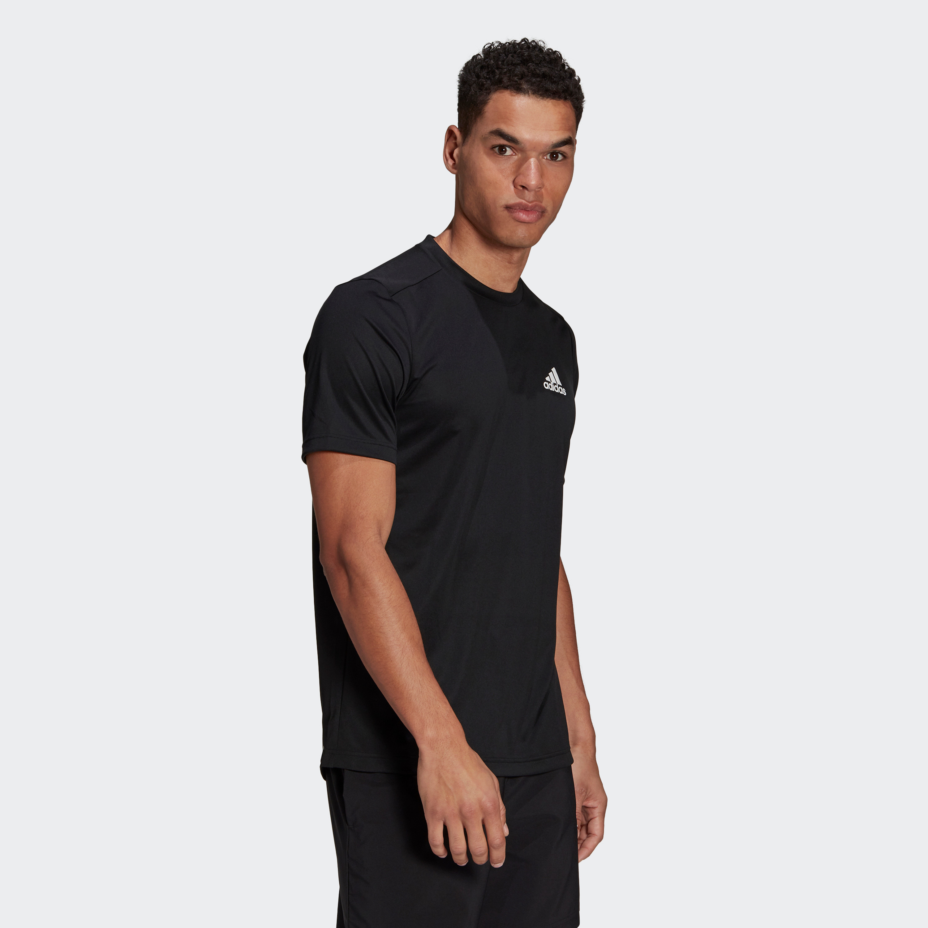 تي شيرت رجالي بشعار من أديداس إم في ال تي-men-clothing-sportswearandactivewear-tshirtsandpolos-image-3
