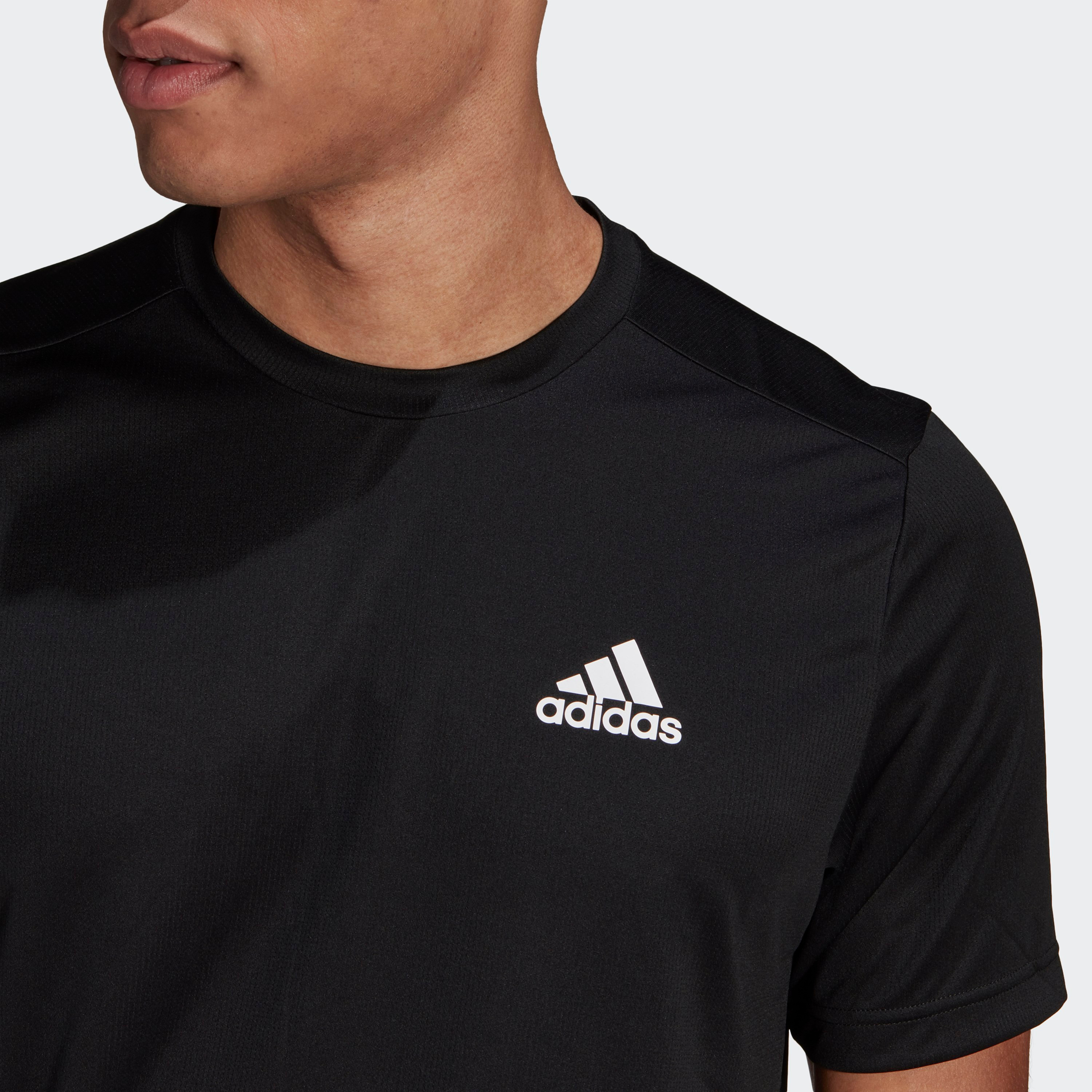 تي شيرت رجالي بشعار من أديداس إم في ال تي-men-clothing-sportswearandactivewear-tshirtsandpolos-image-4