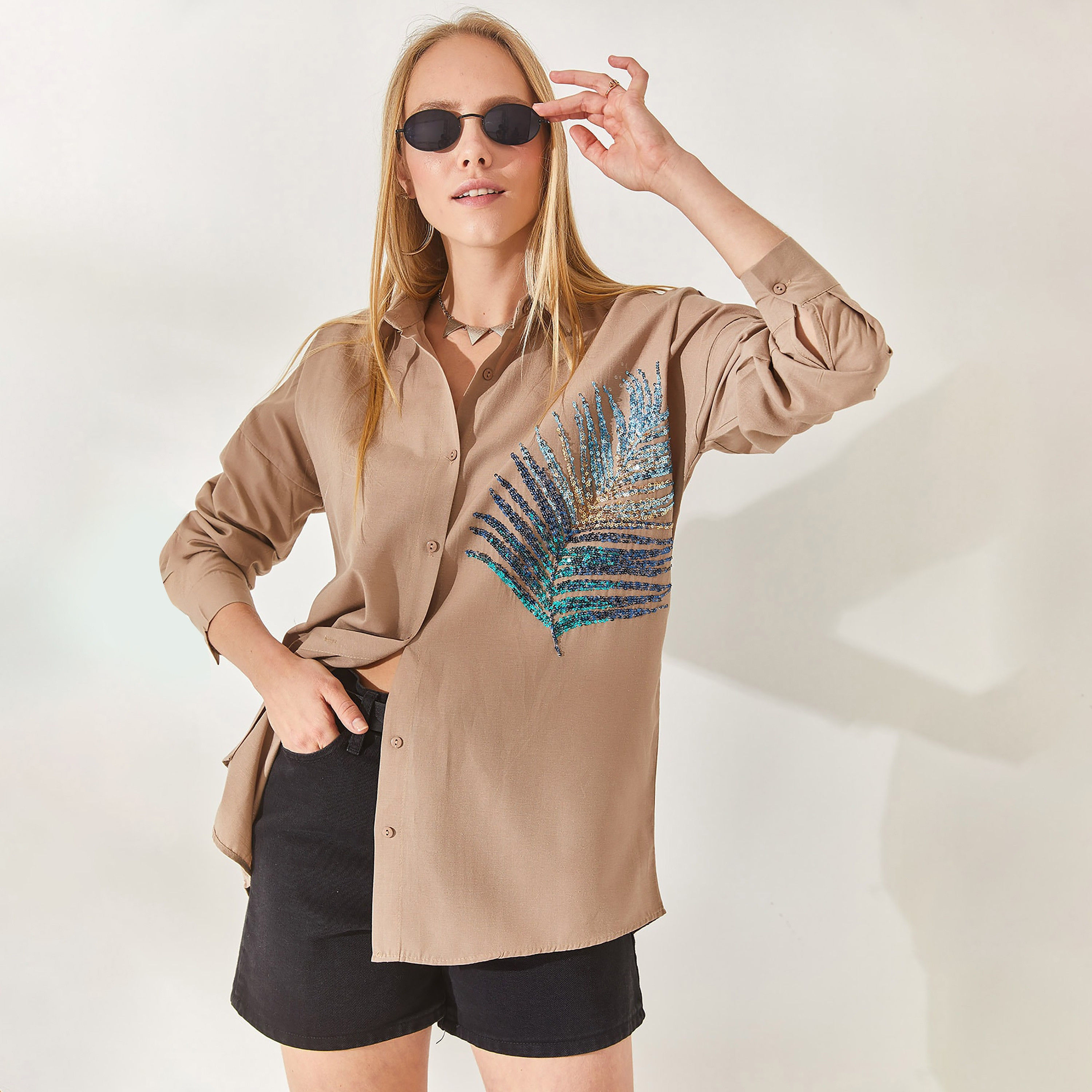 قميص نسائي بني مطرز بالترتر، بياقة وأكتاف منسدلة من أولالوك-women-clothing-shirtsandblouses-shirts-image-2