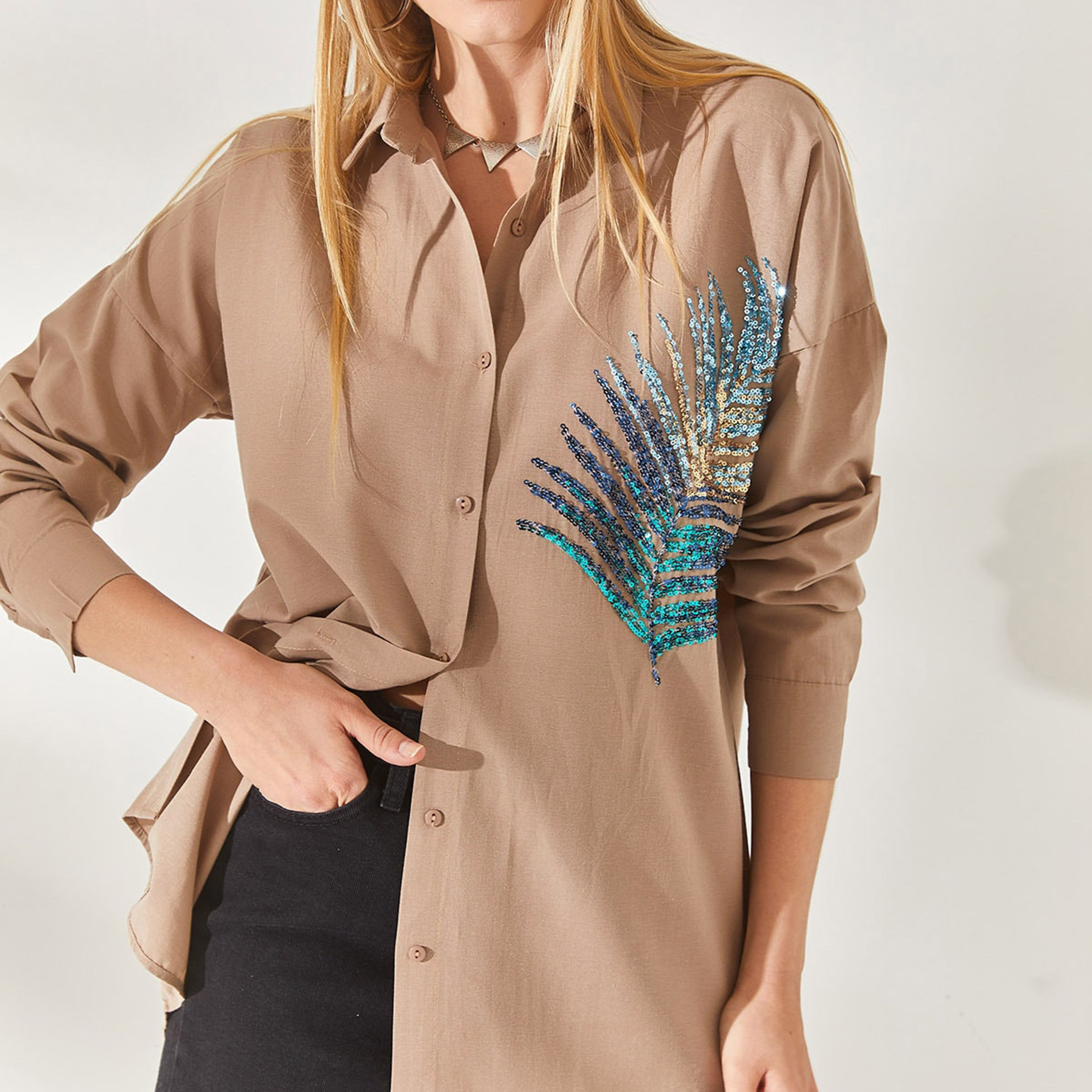 قميص نسائي بني مطرز بالترتر، بياقة وأكتاف منسدلة من أولالوك-women-clothing-shirtsandblouses-shirts-image-3