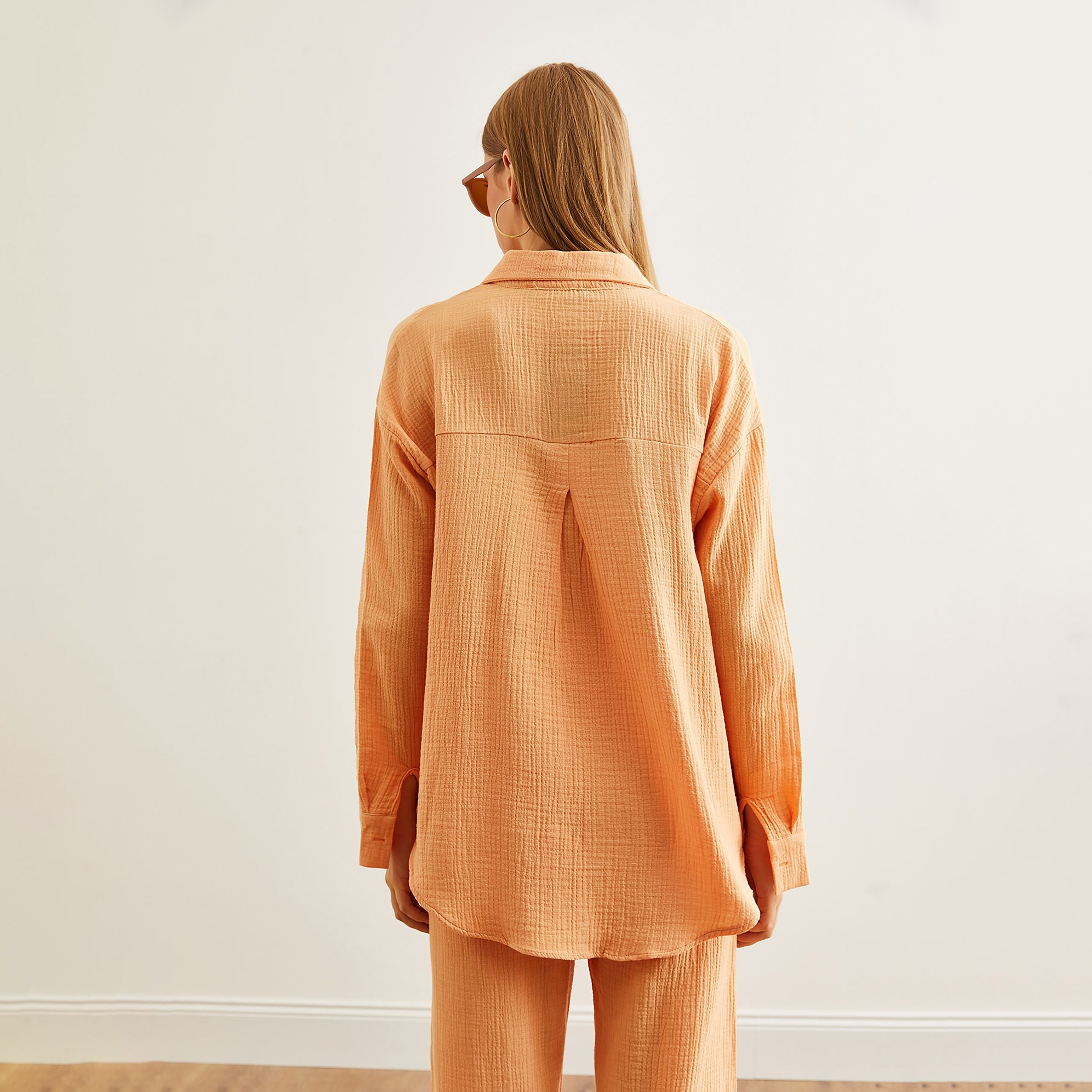 قميص نسائي بياقة منسدلة وأكمام منسدلة من أولالوك-women-clothing-shirtsandblouses-shirts-image-15
