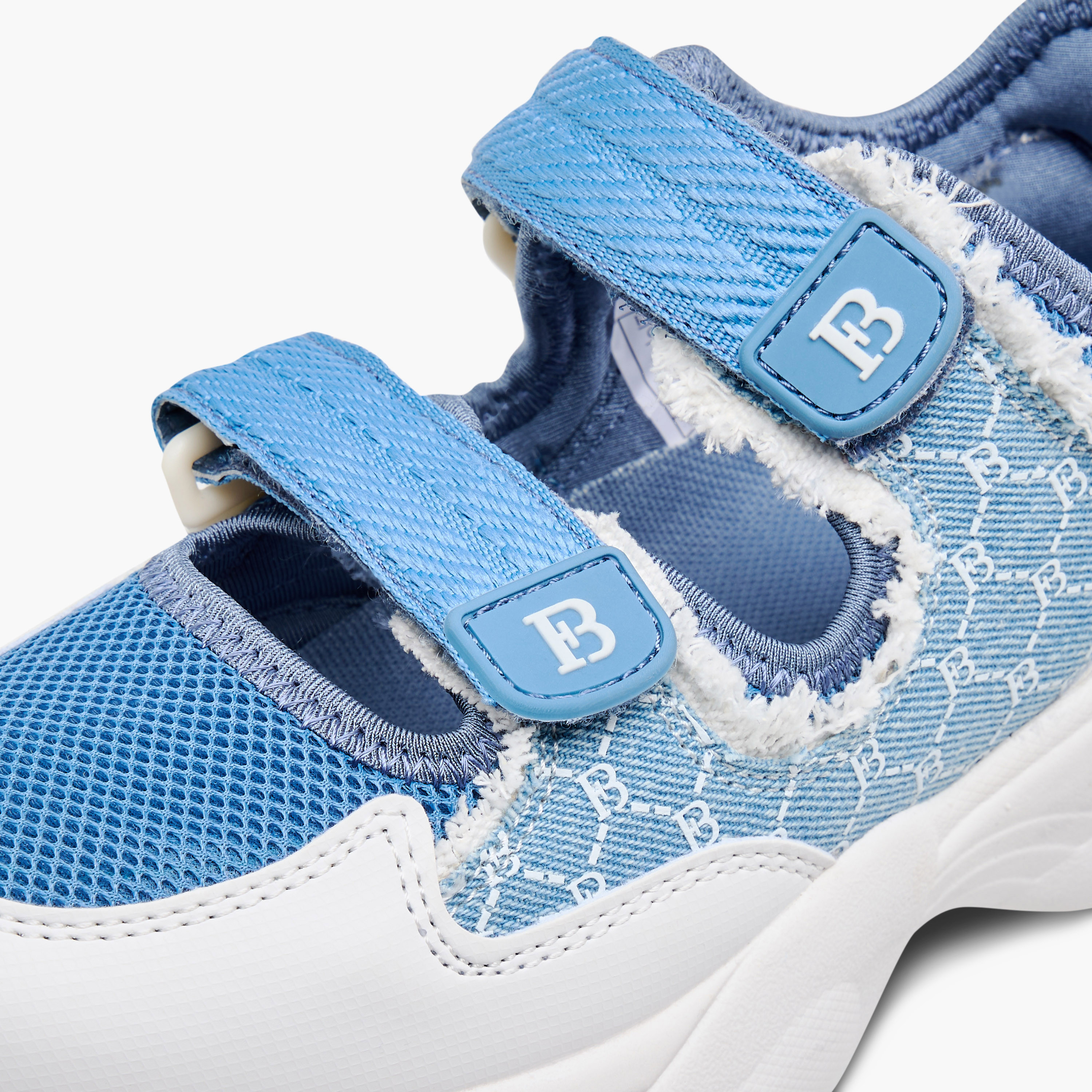 حذاء سنيكرز بشريط إغلاق لاصق وطبعات مونوجرام من فلورا بيلا-women-shoes-sneakers-image-9