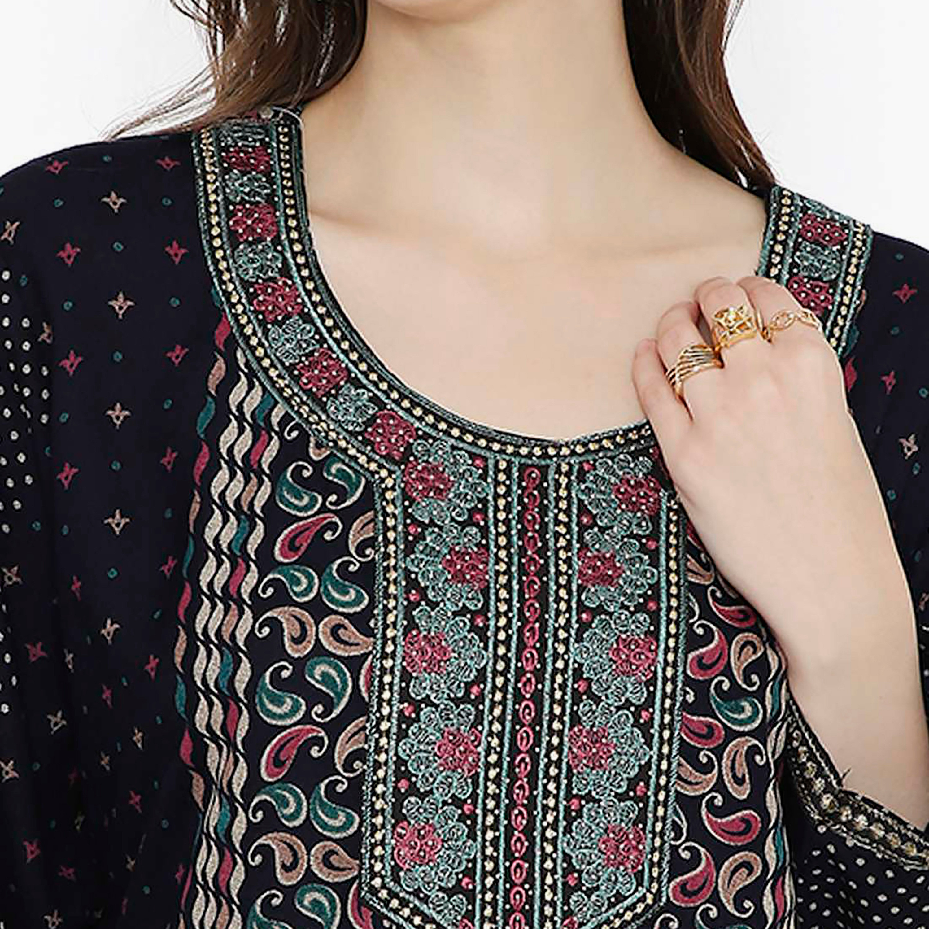 جلابية نسائية بطبعة بيزلي مطرزة بعقدة على الرقبة من هانا آند سارة-women-arabicclothing-jalabiyas-image-2