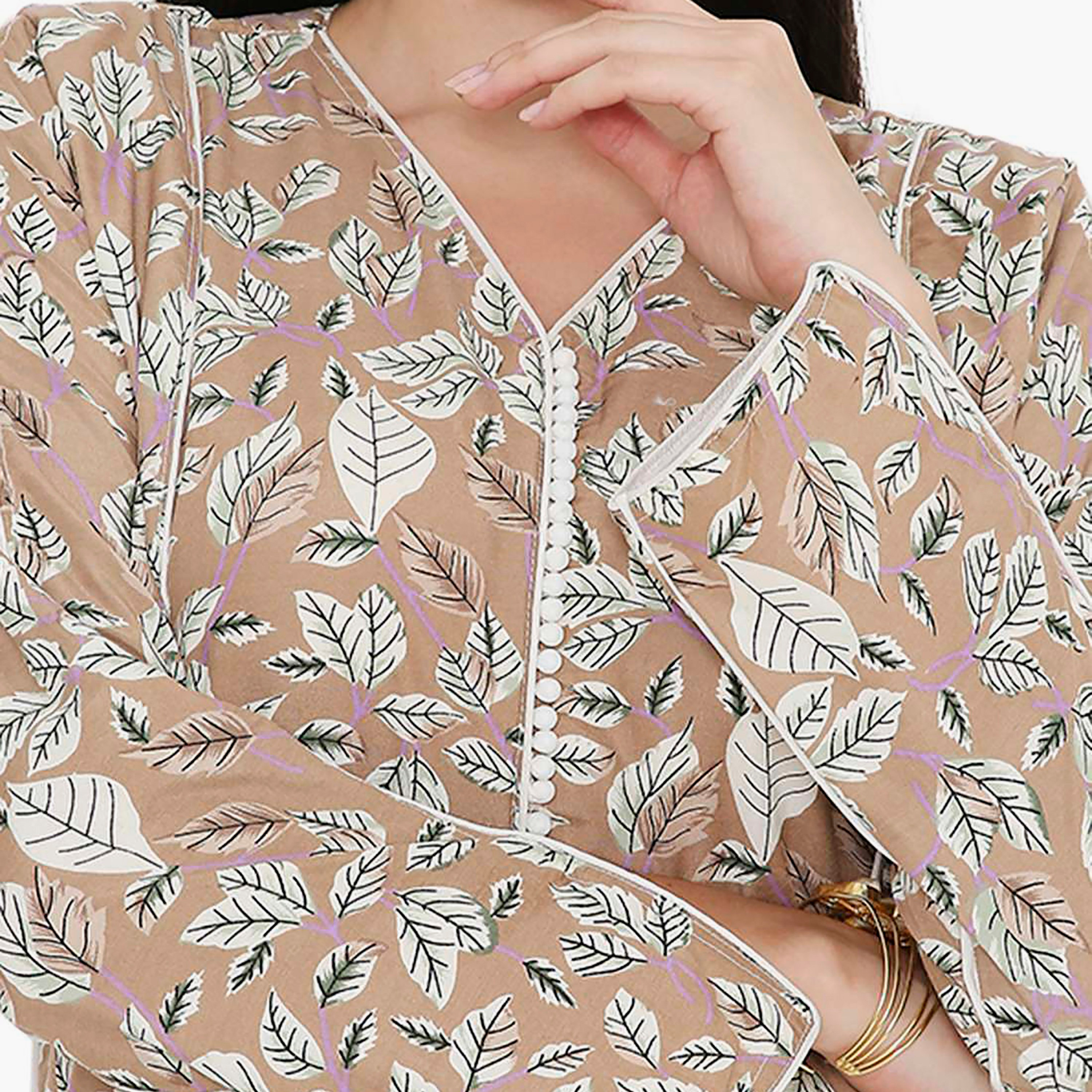 جلابية نسائية بطبعة أوراق الشجر مع أزرار وفتحة رقبة وأكمام مشقوقة من هانا آند سارة-women-arabicclothing-jalabiyas-image-2
