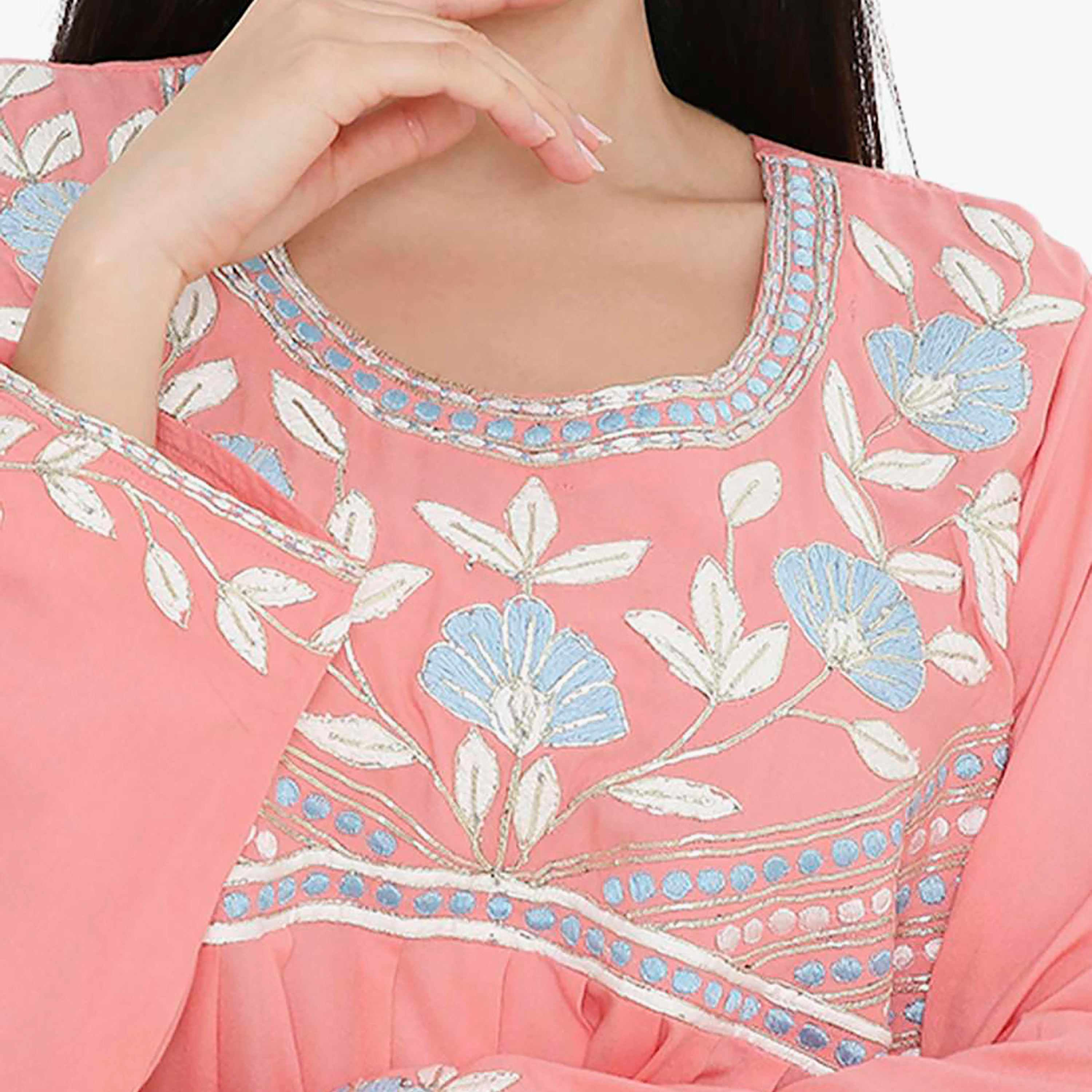 جلابية نسائية مطرزة بفتحة رقبة دائرية مع تفاصيل مطوية من هانا آند سارة-women-arabicclothing-jalabiyas-image-7