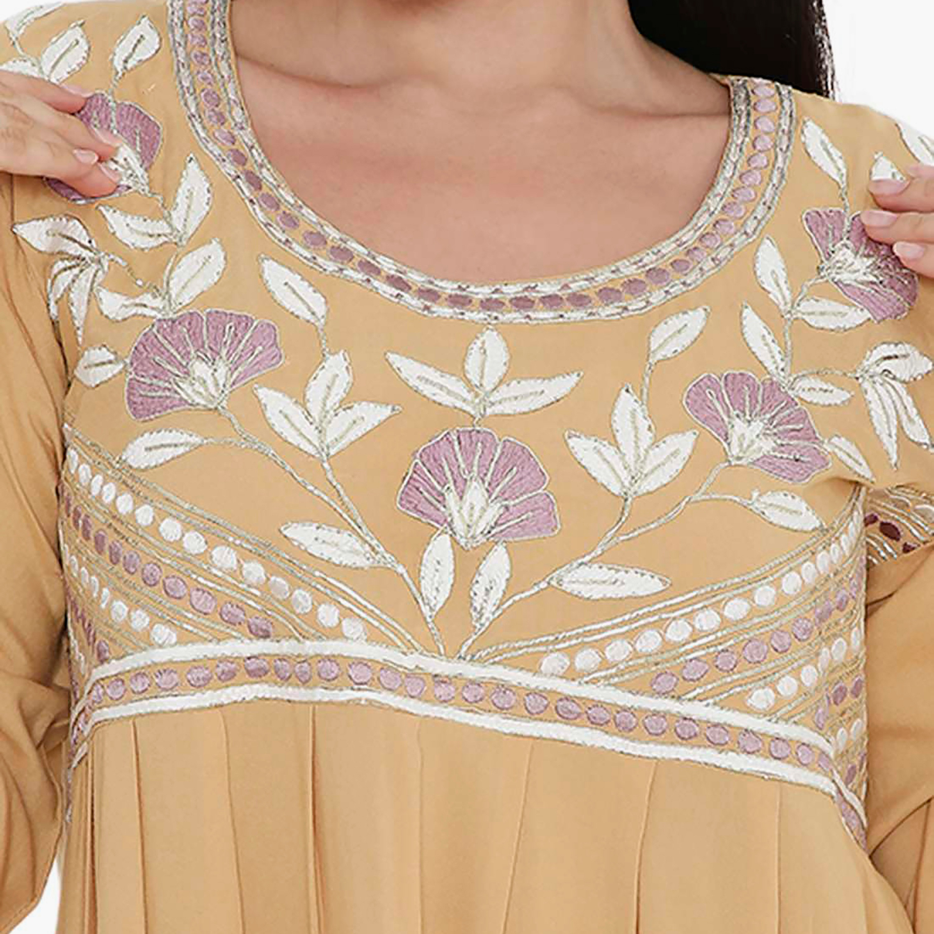 جلابية نسائية مطرزة بفتحة رقبة دائرية مع تفاصيل مطوية من هانا آند سارة-women-arabicclothing-jalabiyas-image-12