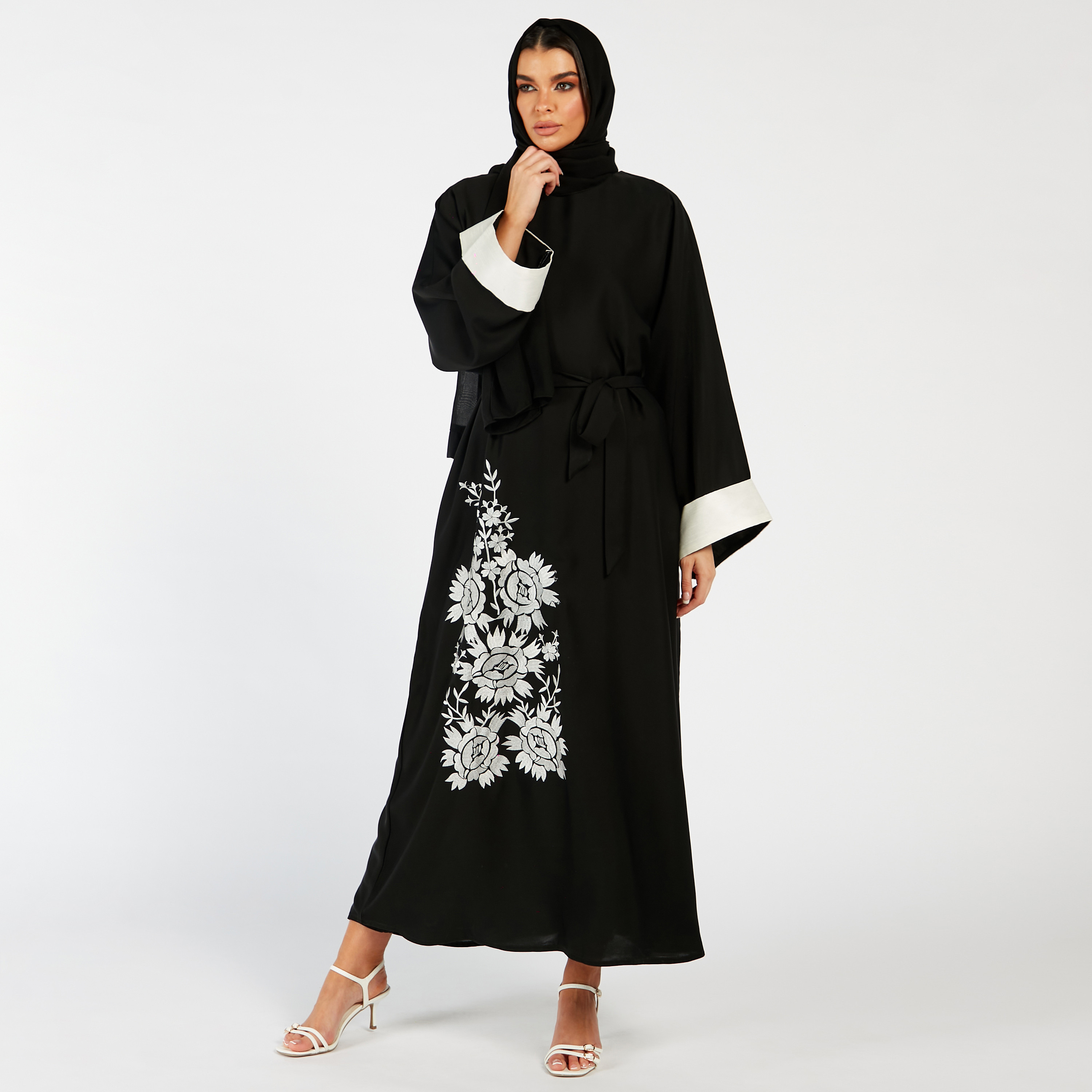 طقم عباية مطرّزة وحجاب من نُخبة-women-arabicclothing-abayas-image-1