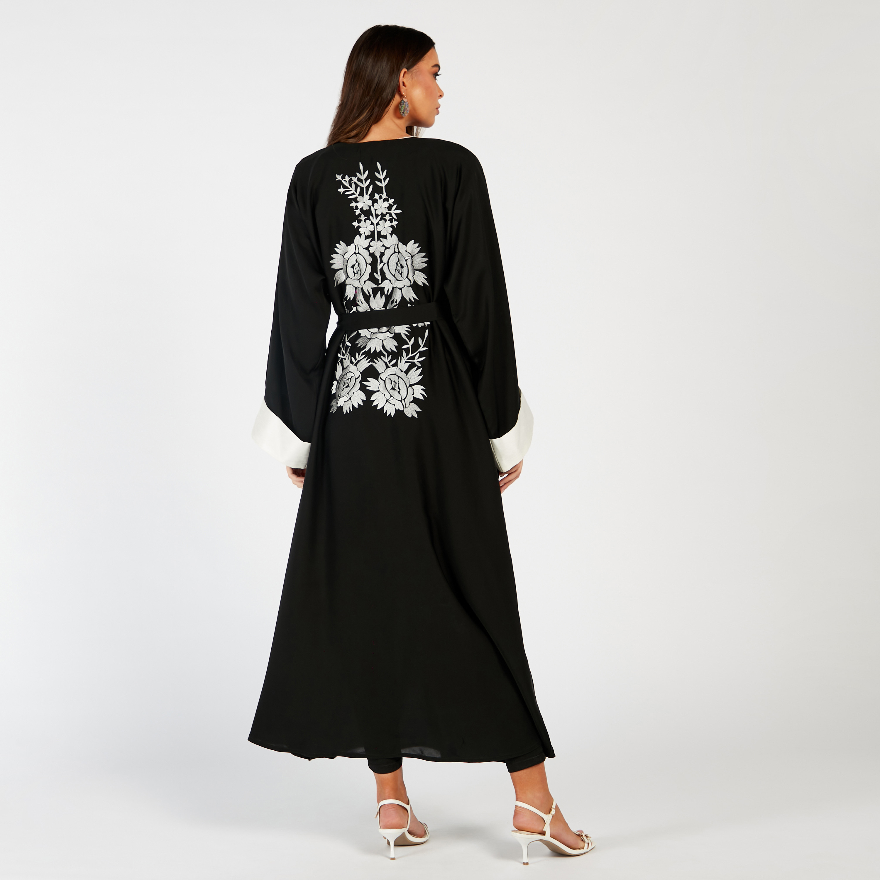 طقم عباية مطرّزة وحجاب من نُخبة-women-arabicclothing-abayas-image-5